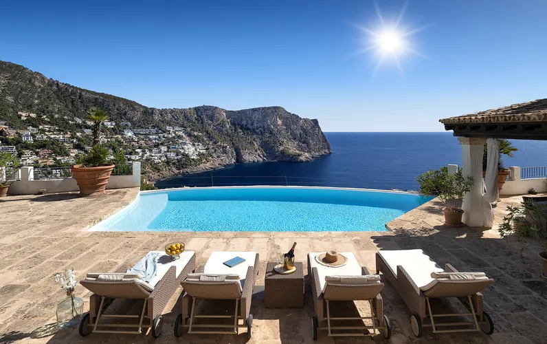 Vila en millor ubicació amb casa de convidats i privacitat