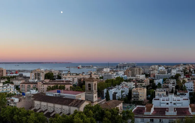 Luksuriøs, renoveret penthouse i Son Armadams med panoramaudsigt