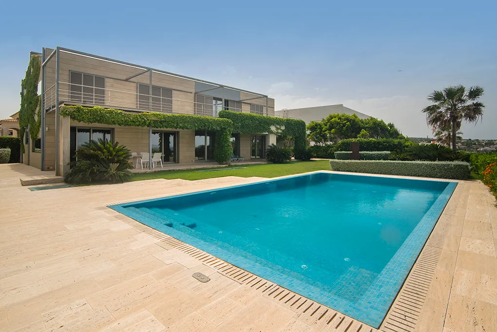 Designervilla på strandpromenaden i Son Veri-17