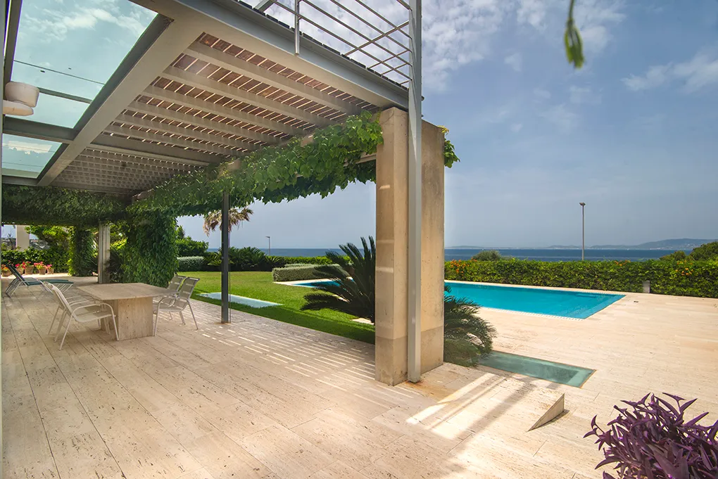 Designervilla på strandpromenaden i Son Veri-15