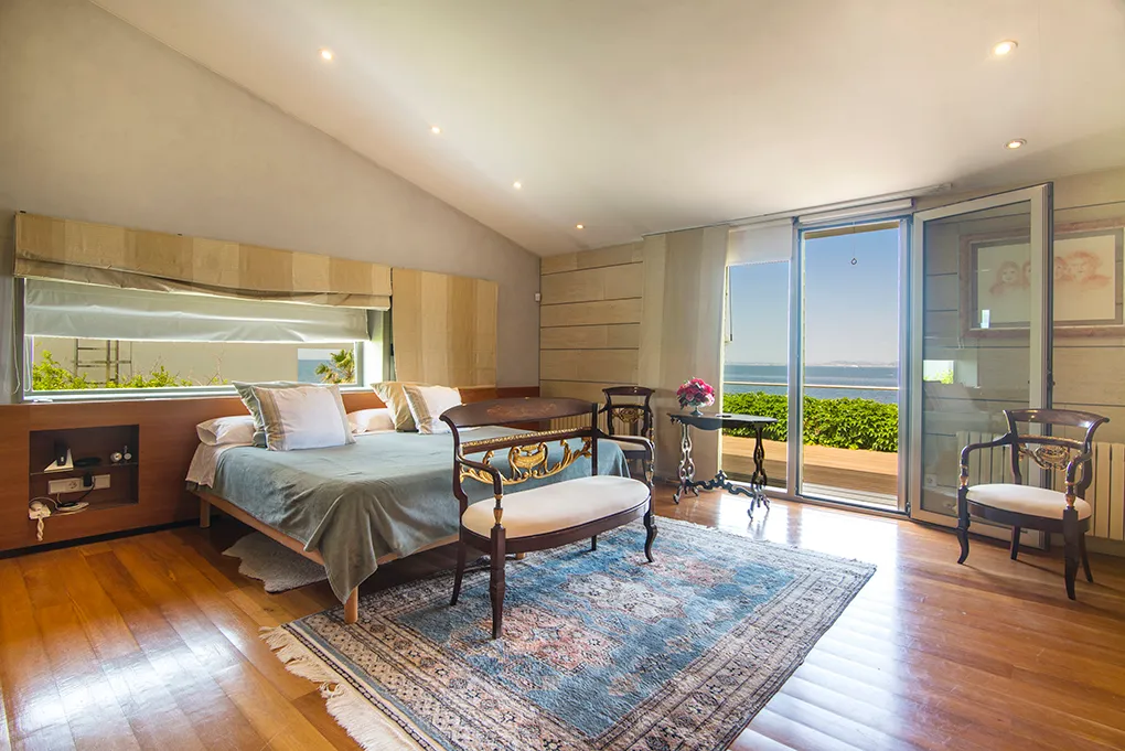 Designervilla på strandpromenaden i Son Veri-12