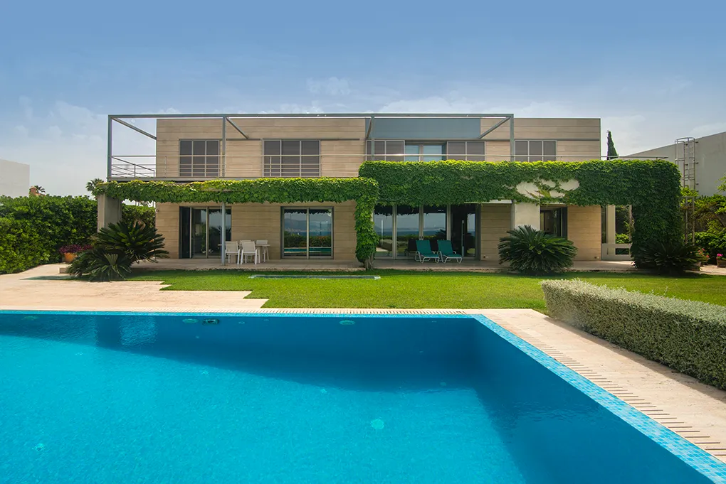 Designervilla på strandpromenaden i Son Veri-2