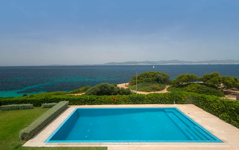 Designvilla aan zee in Son Veri