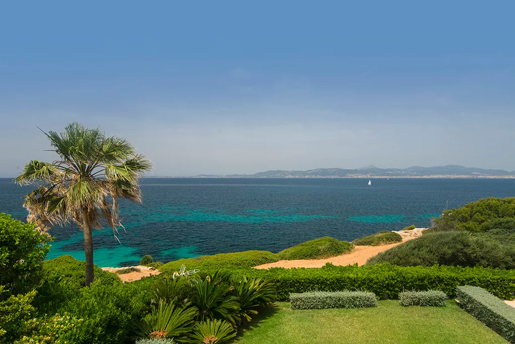 Designervilla på strandpromenaden i Son Veri-3