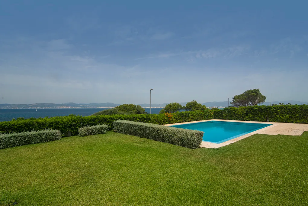 Designervilla på strandpromenaden i Son Veri-16