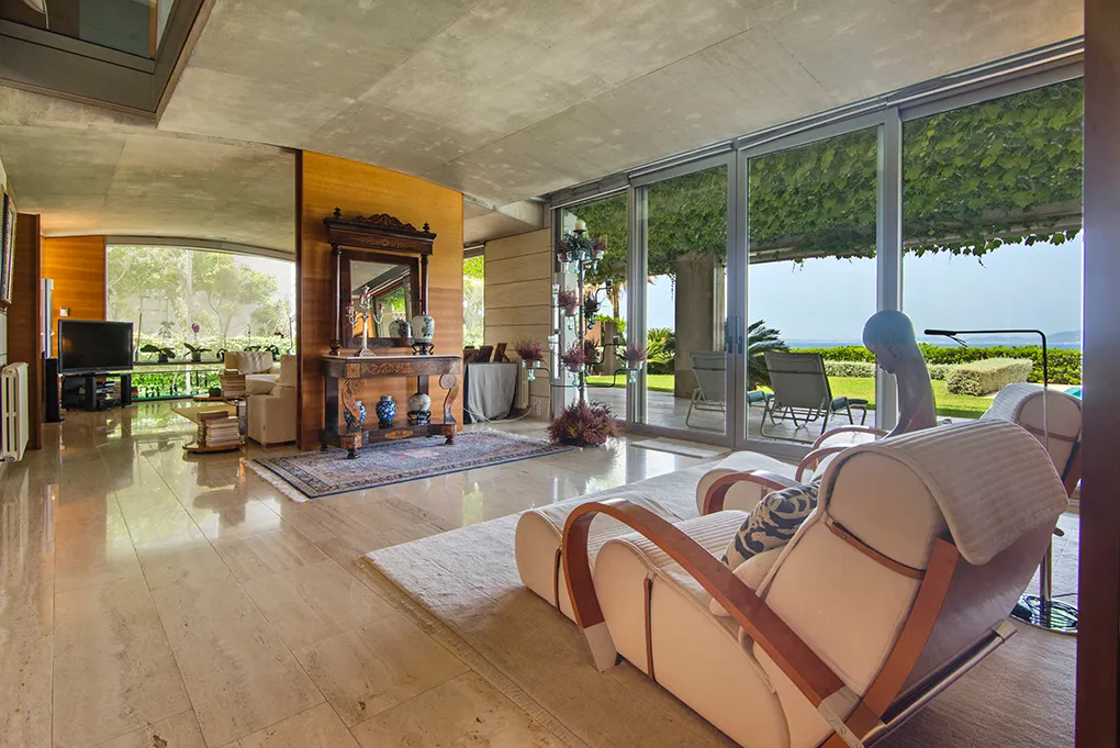 Designervilla på strandpromenaden i Son Veri-5