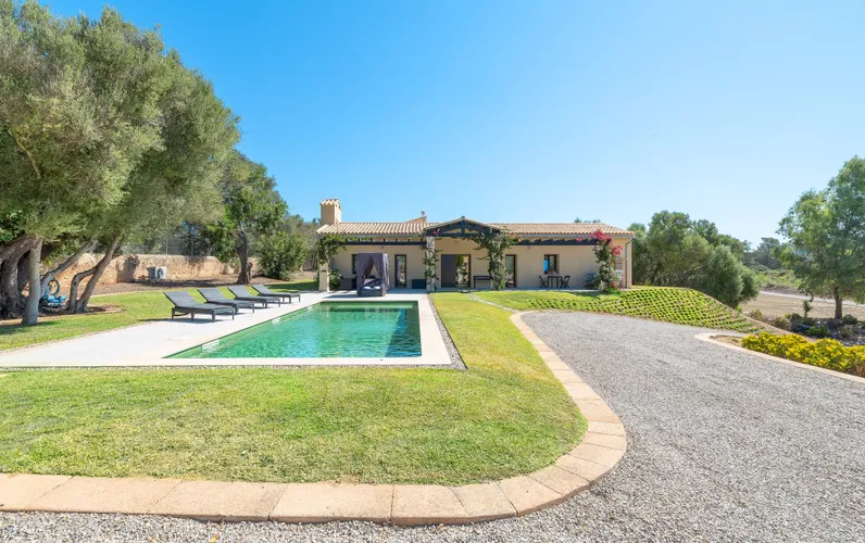 Passive design villa with exceptional privacy in Marratxí