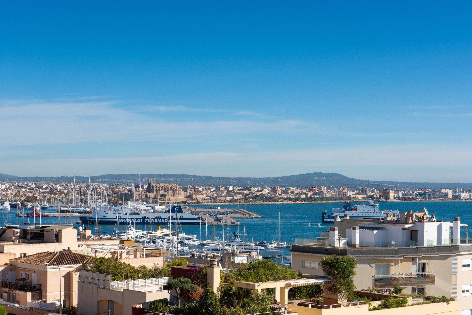 Pis espaiós amb terrassa i vistes al port a Can Bárbara-15