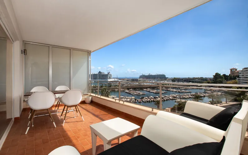 Großzügige Wohnung mit Terrasse und Hafenblick in Can Bárbara