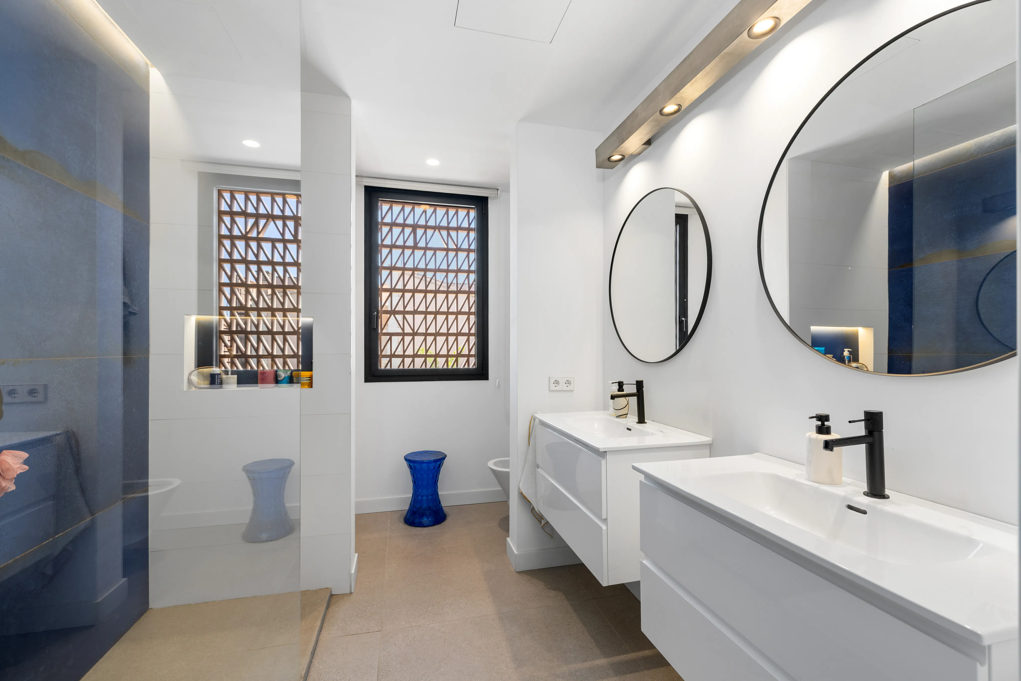 Villa moderna con piscina, giardino e appartamento indipendente-13