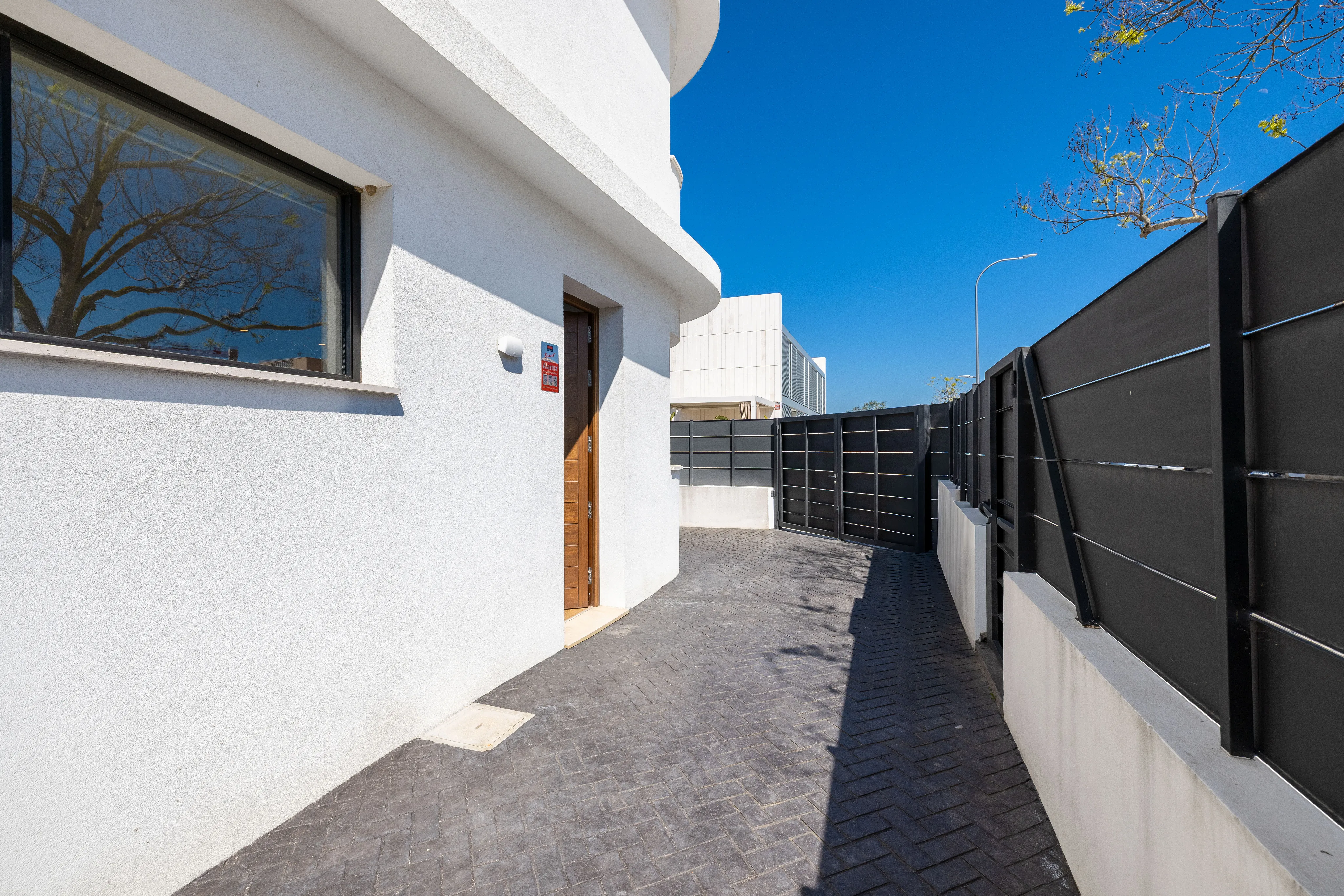 Villa moderna con piscina, giardino e appartamento indipendente-20