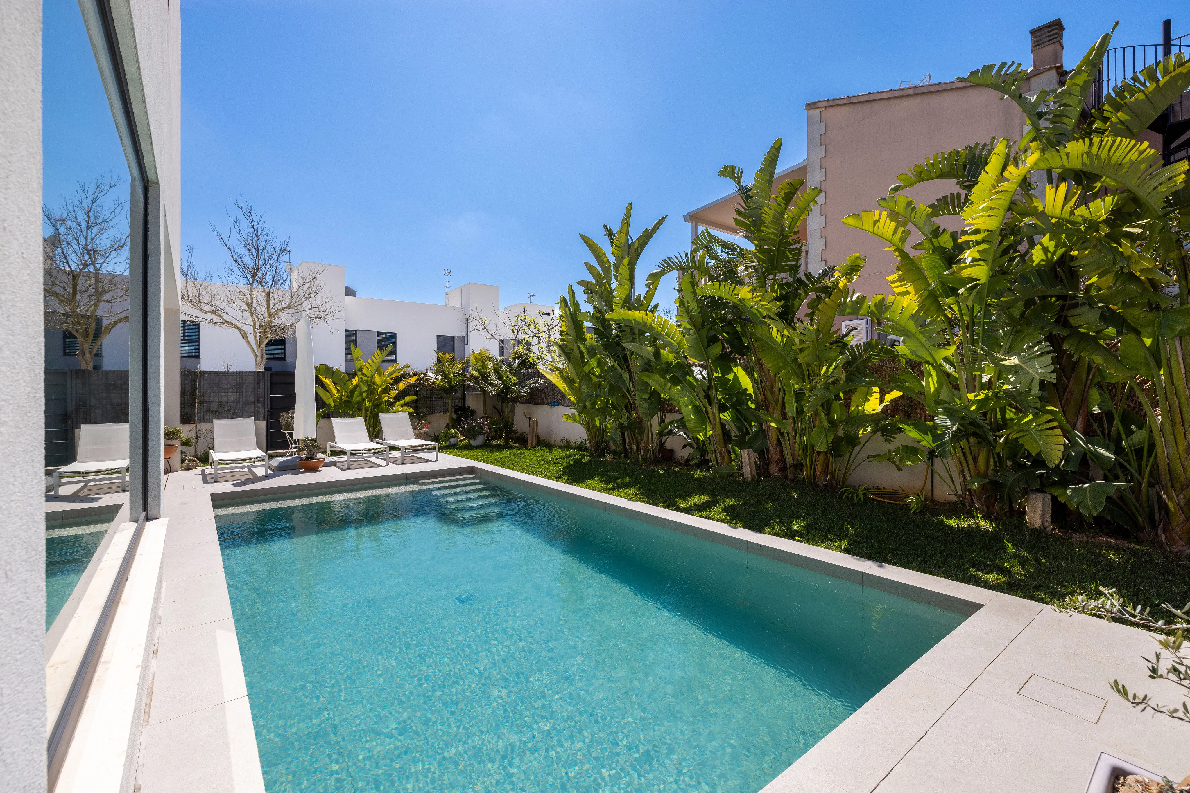 Villa moderna con piscina, giardino e appartamento indipendente-2