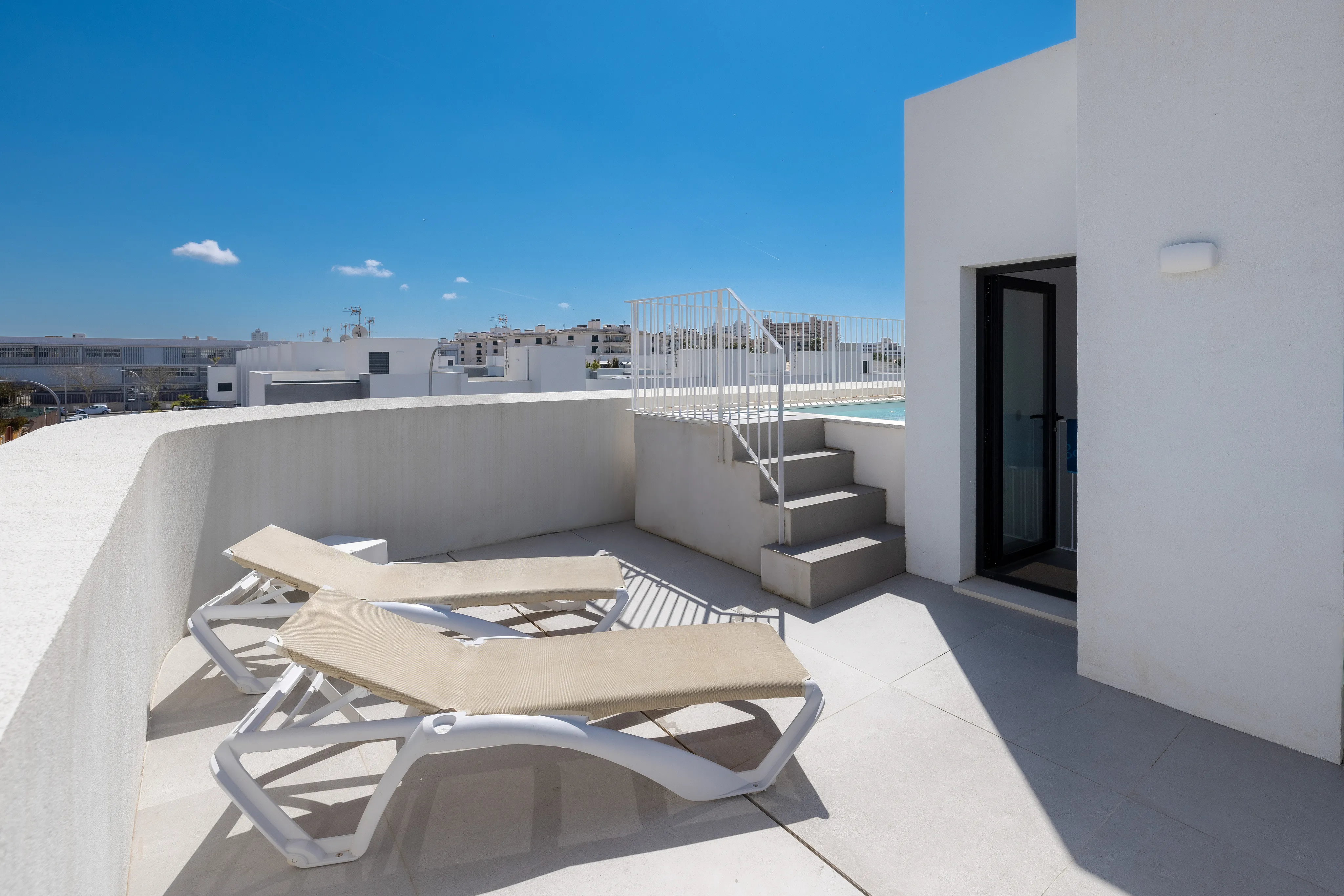 Villa moderna con piscina, giardino e appartamento indipendente-16