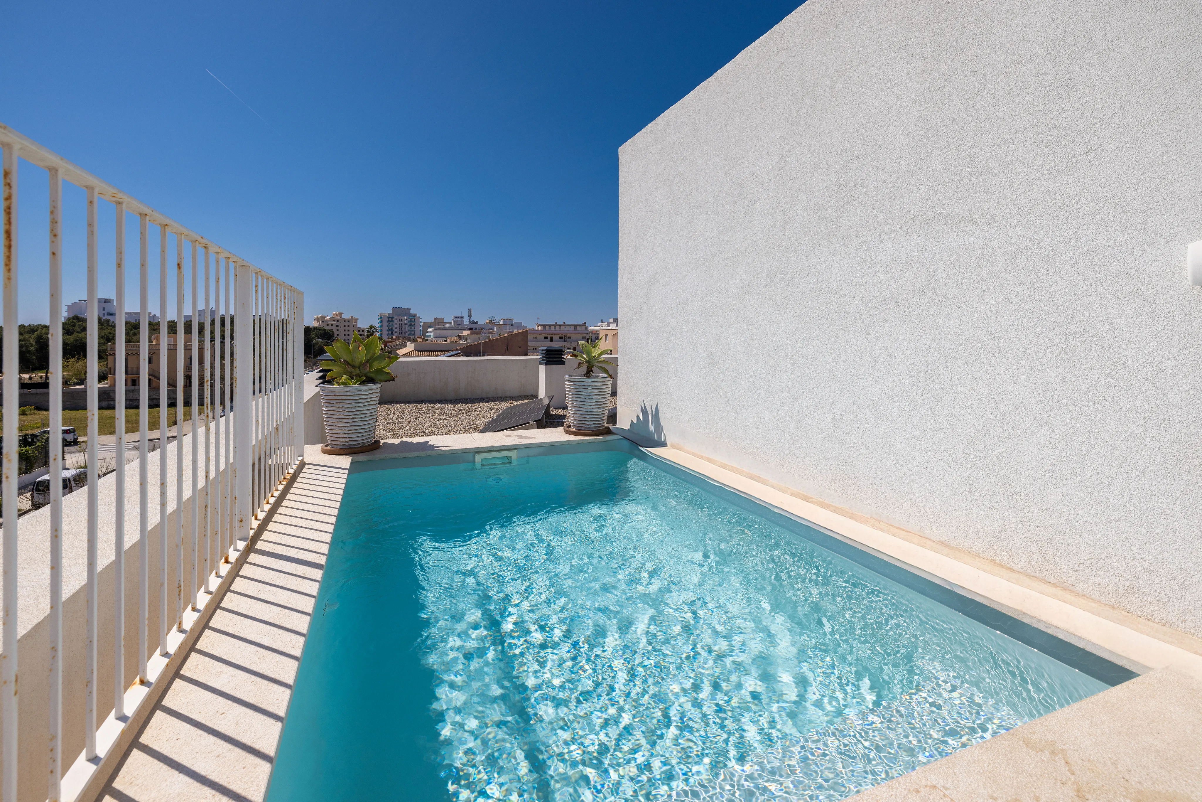 Villa moderna con piscina, giardino e appartamento indipendente-17