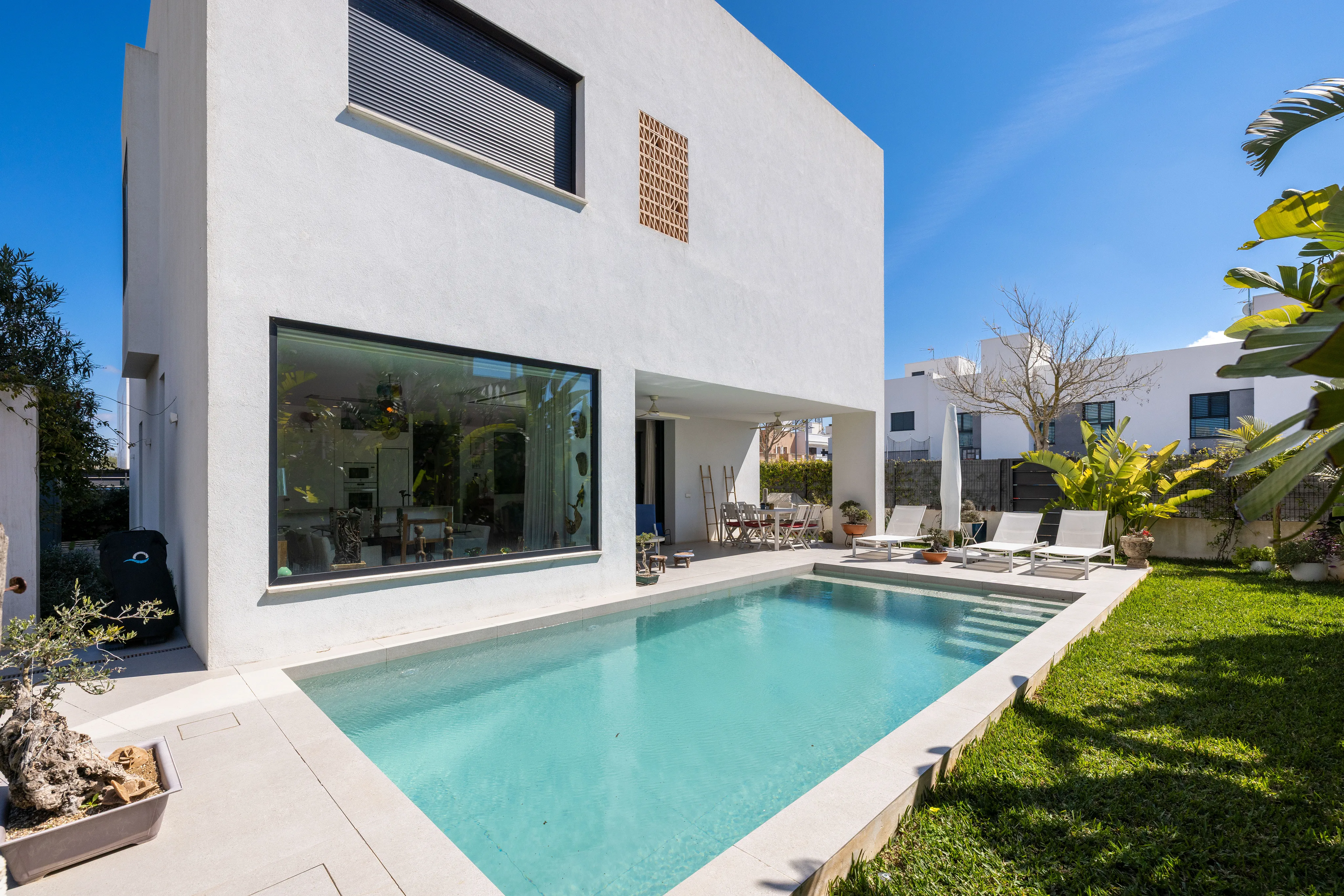 Villa moderna con piscina, giardino e appartamento indipendente-1