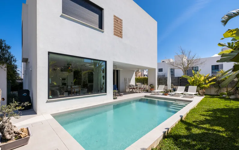 Villa moderna con piscina, jardín y apartamento independiente
