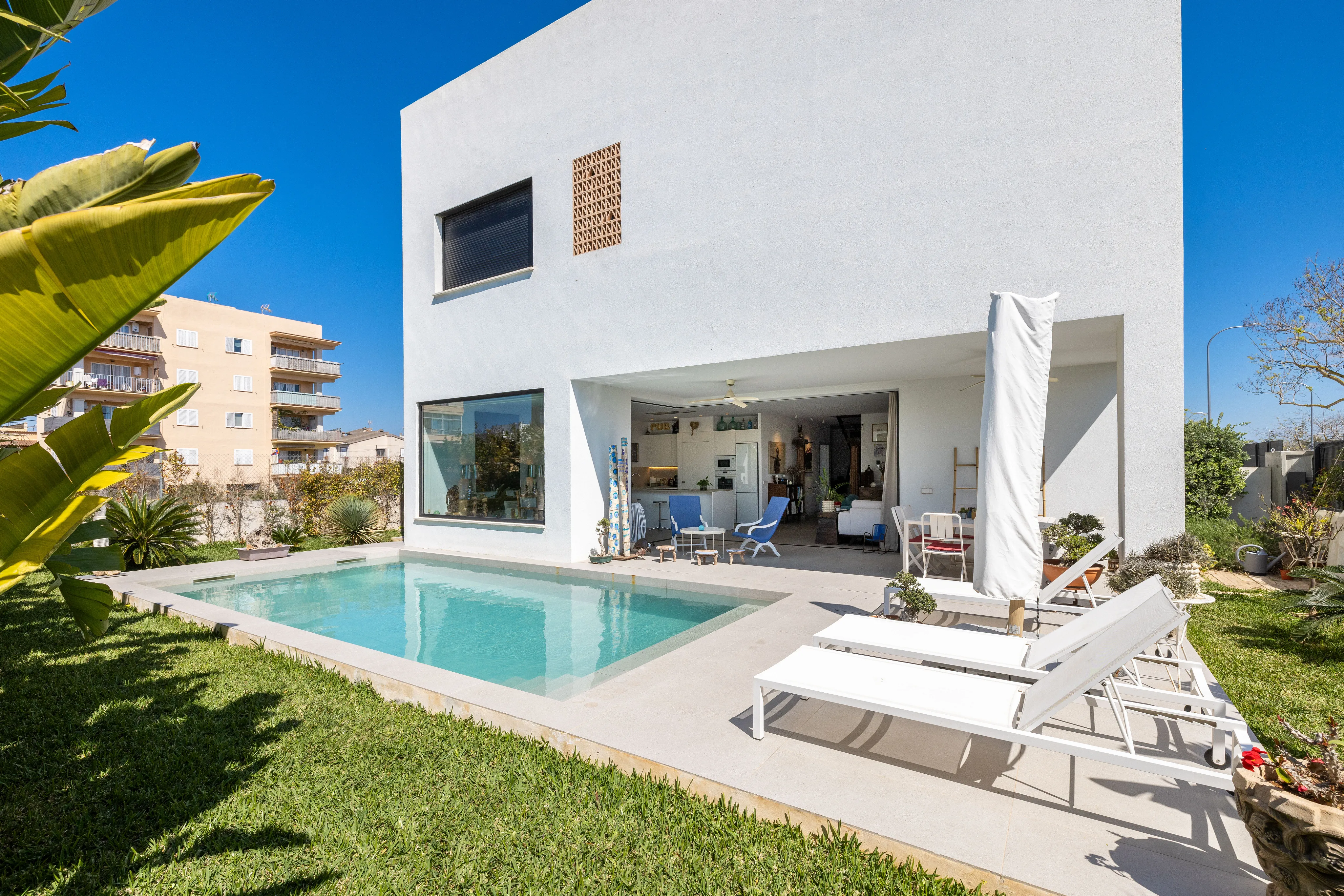 Villa moderna con piscina, giardino e appartamento indipendente-3