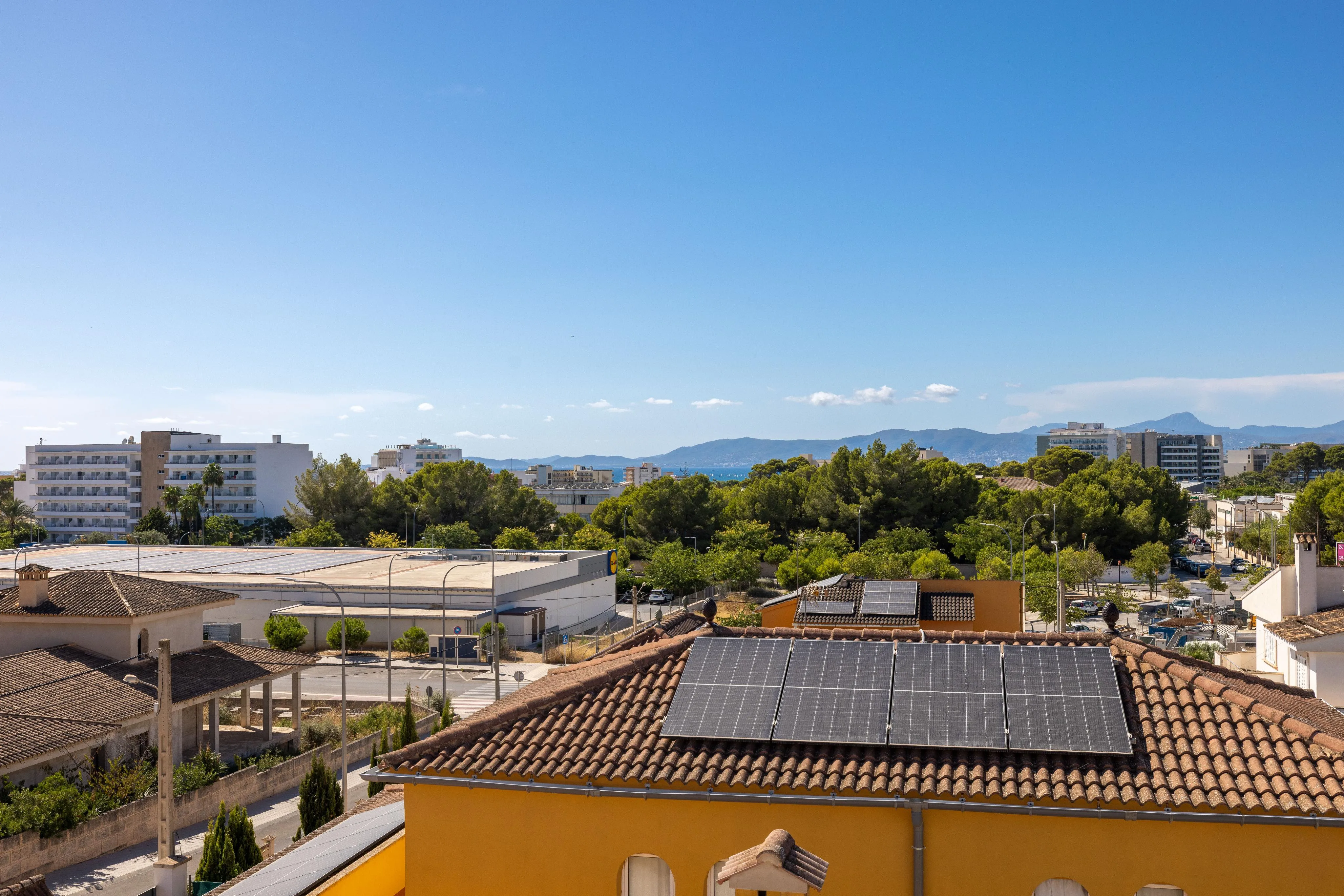 Àmplia casa familiar amb gran potencial-7