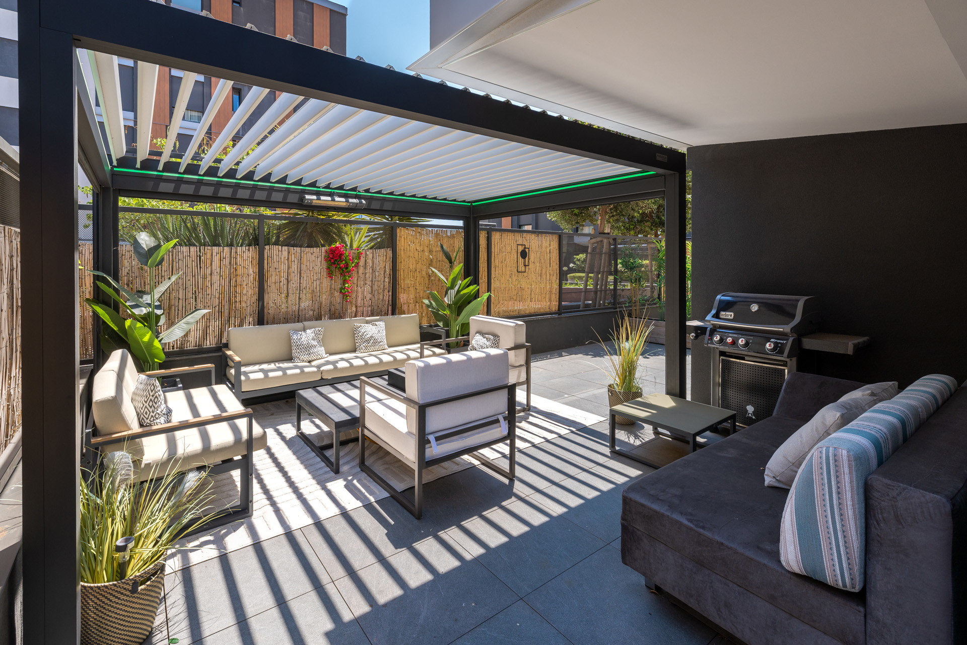 High-quality new-build apartment with spacious terrace near the sea