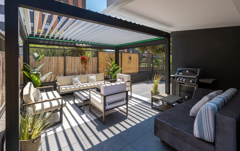 High-quality new-build apartment with spacious terrace near the sea