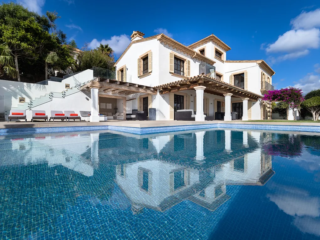 New refurbished family villa in front line to the sea-11