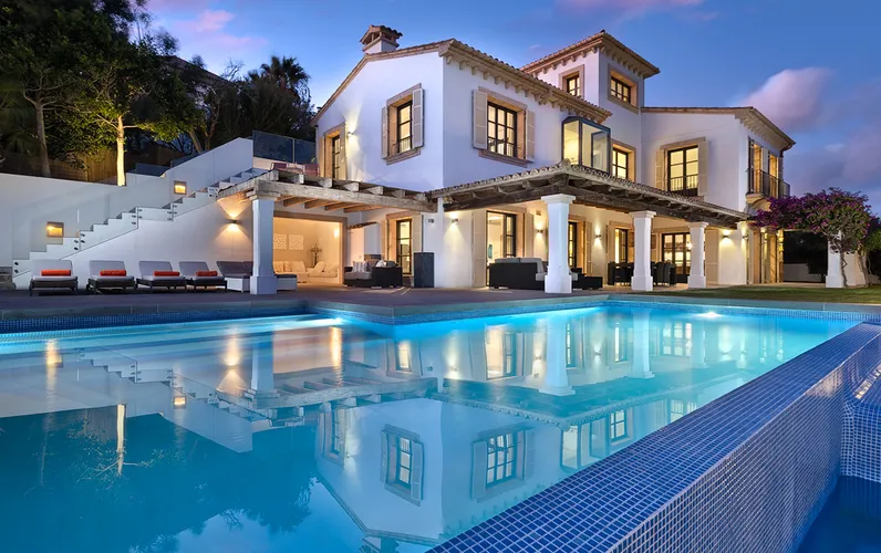 Nowa odnowiona willa rodzinna w pierwszej linii od morza