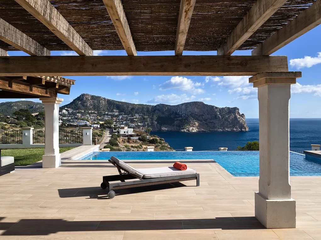 New refurbished family villa in front line to the sea-12