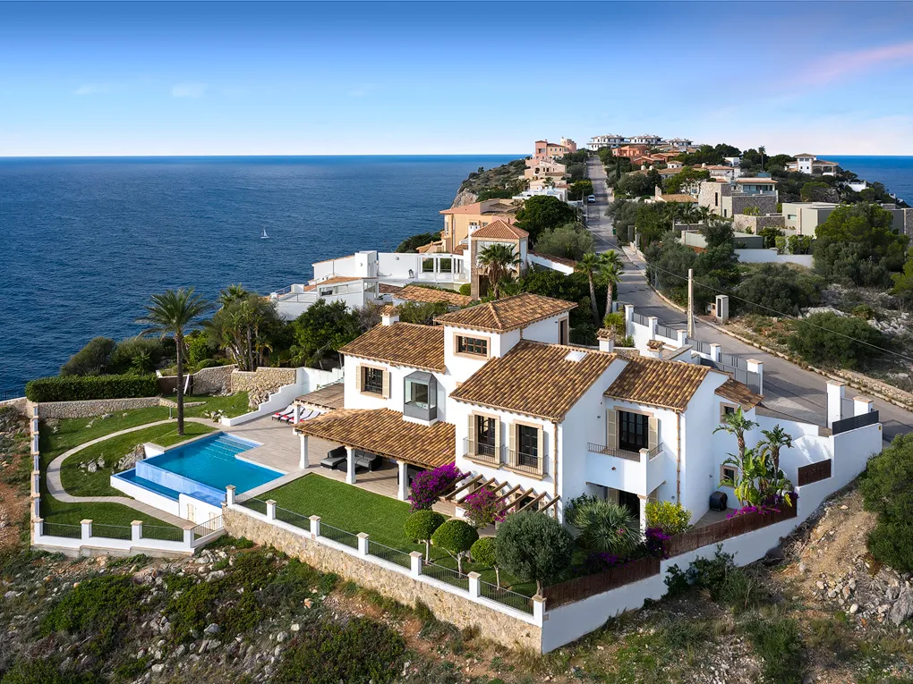 New refurbished family villa in front line to the sea-14