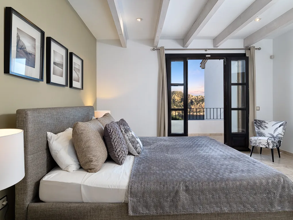 Nieuw gerenoveerde gezinsvilla in de frontlinie aan zee-9