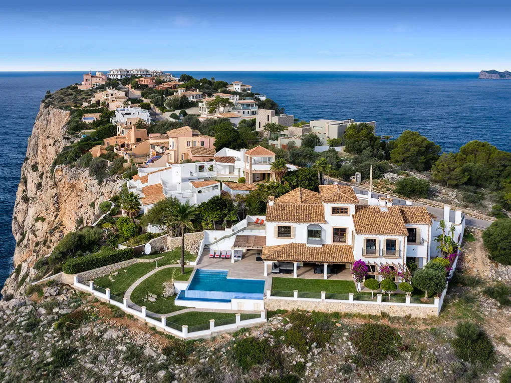 New refurbished family villa in front line to the sea-15