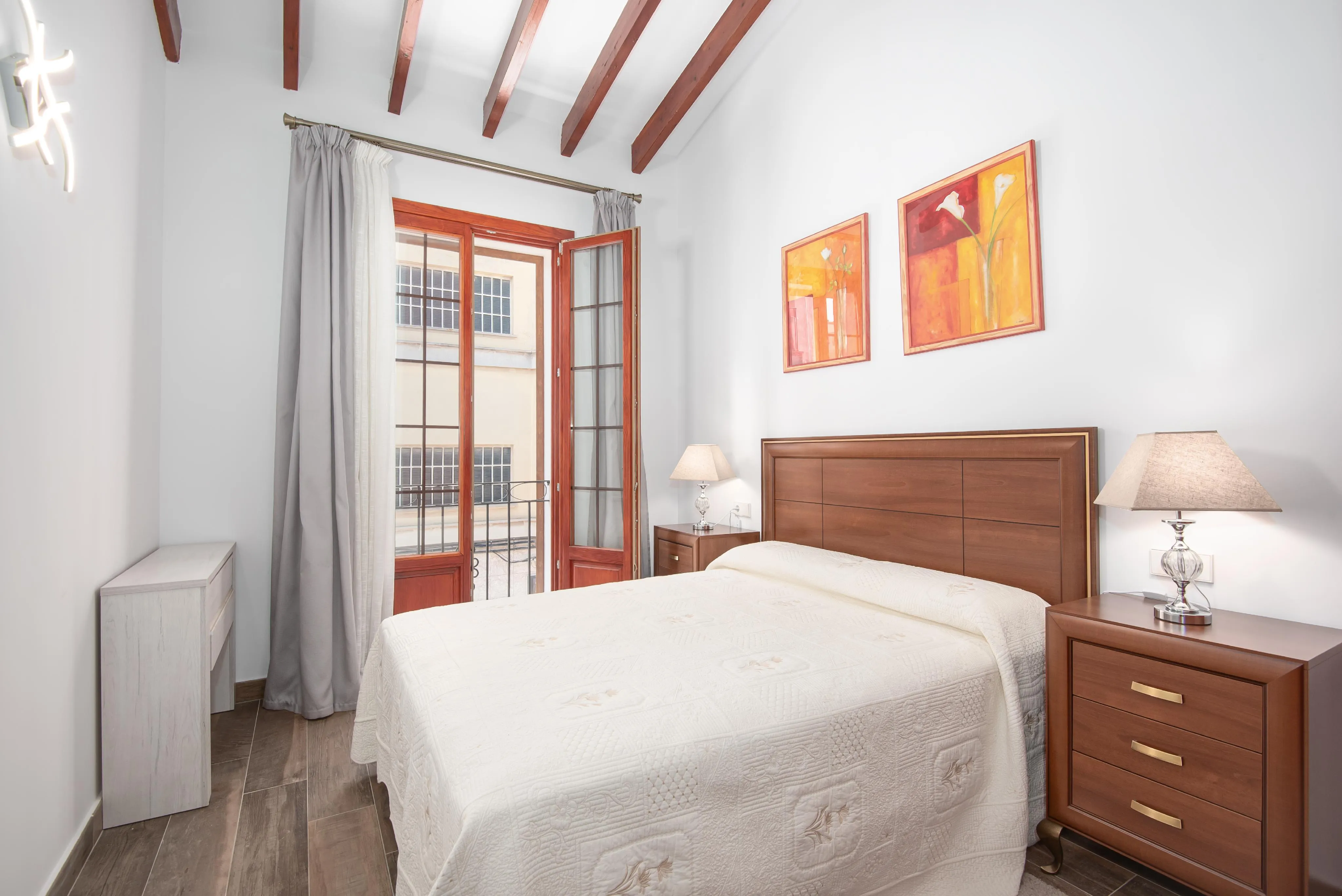 Renovated townhouse near the Marketplace with garage and courtyard-13