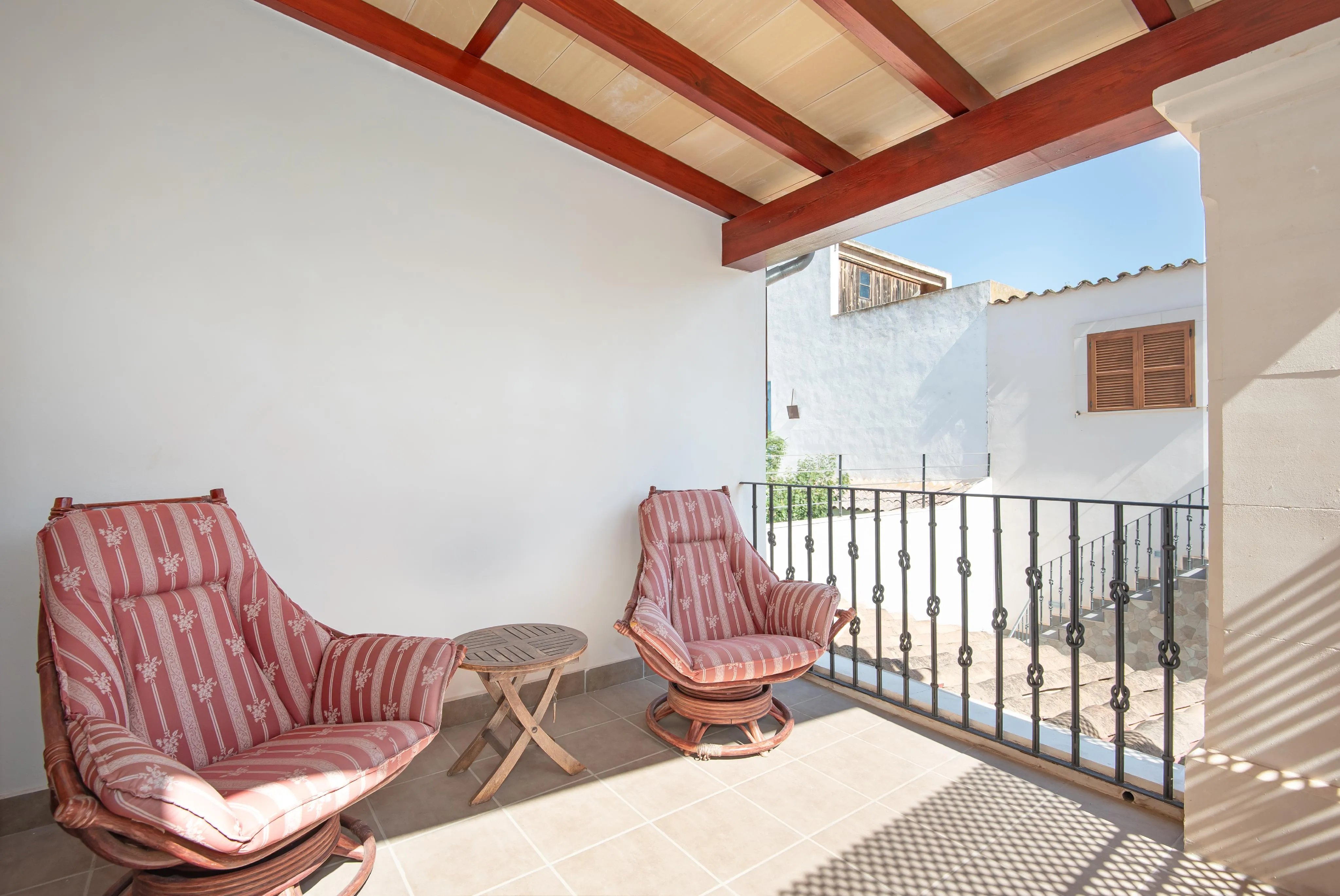 Renovated townhouse near the Marketplace with garage and courtyard-18