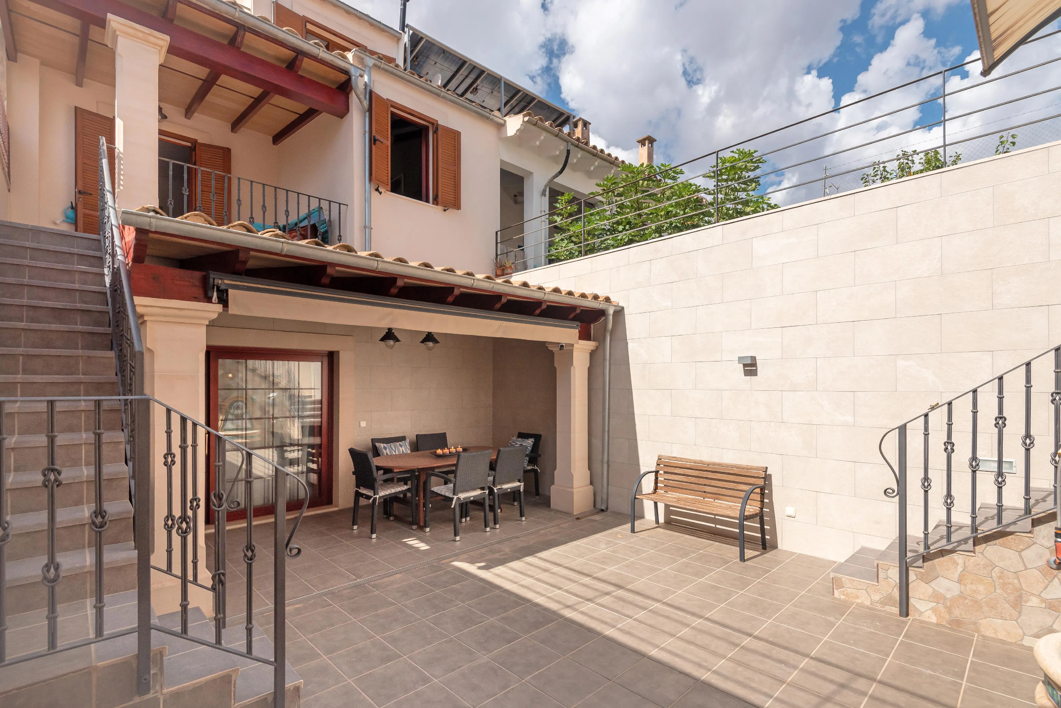 Renovated townhouse near the Marketplace with garage and courtyard-21