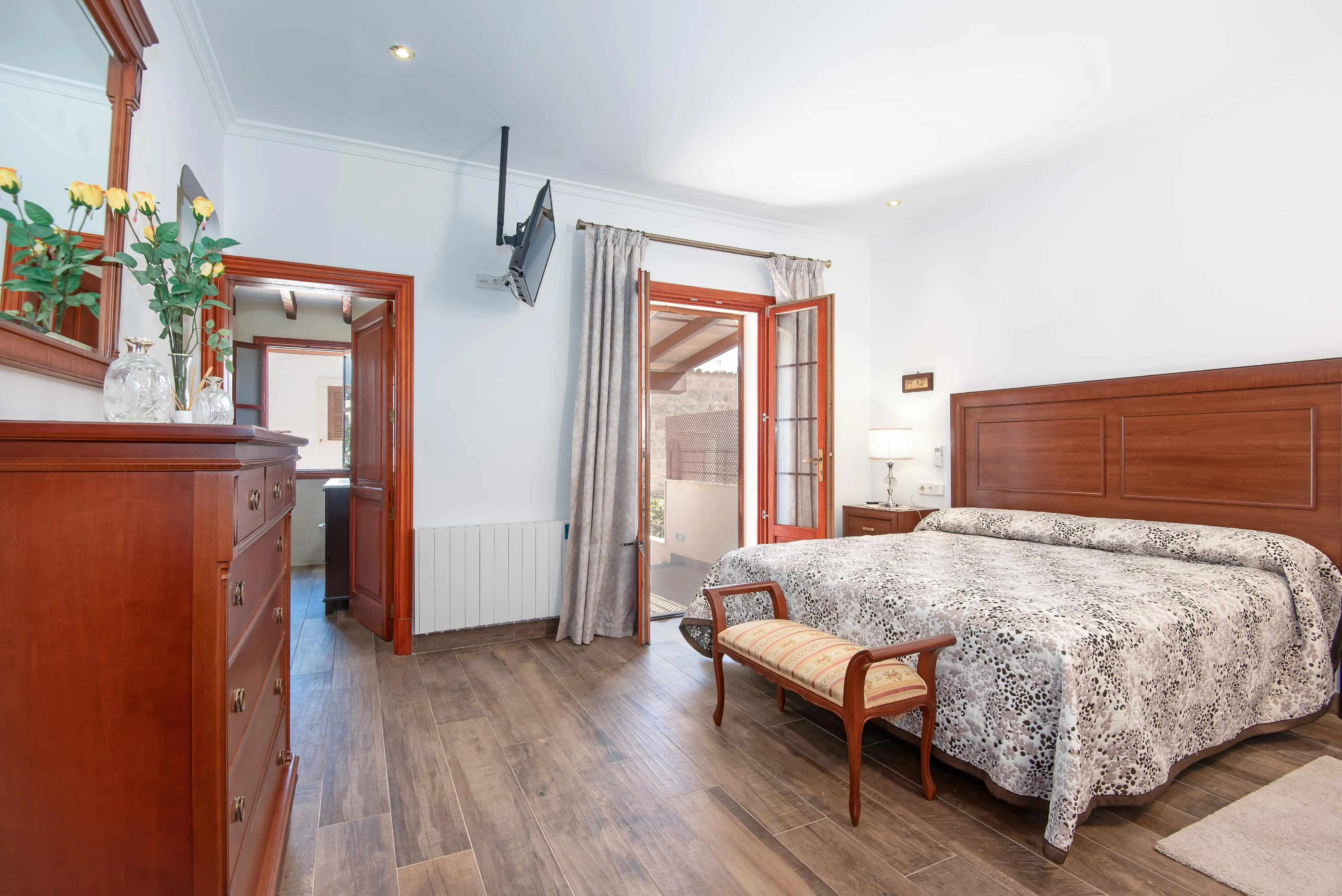 Renovated townhouse near the Marketplace with garage and courtyard-15