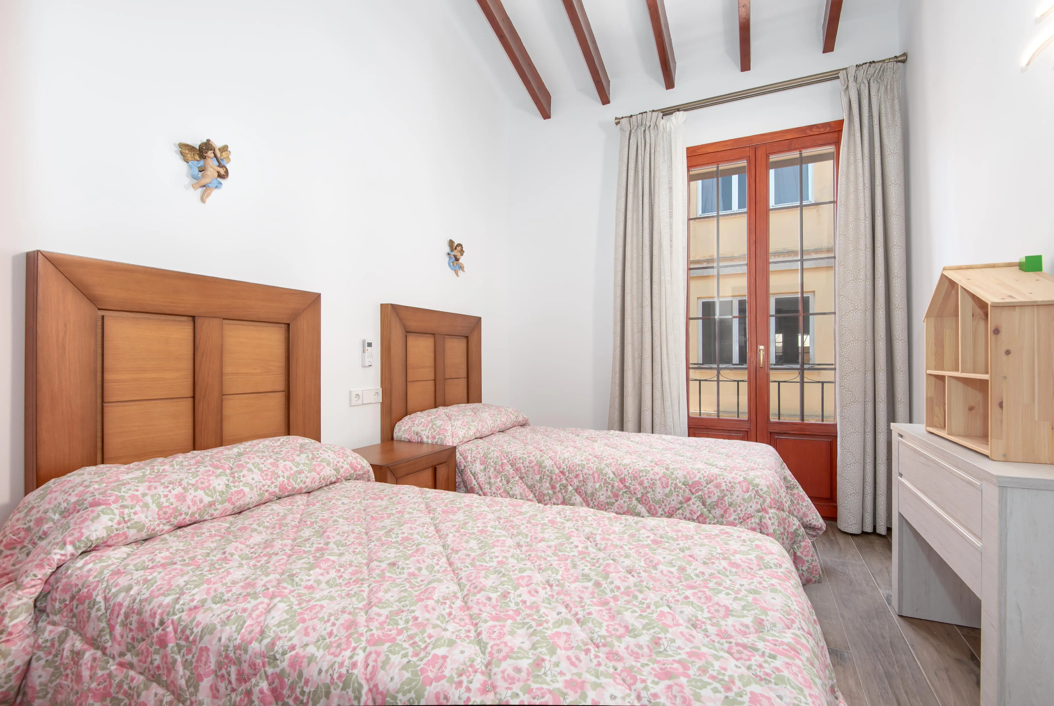 Renovated townhouse near the Marketplace with garage and courtyard-17