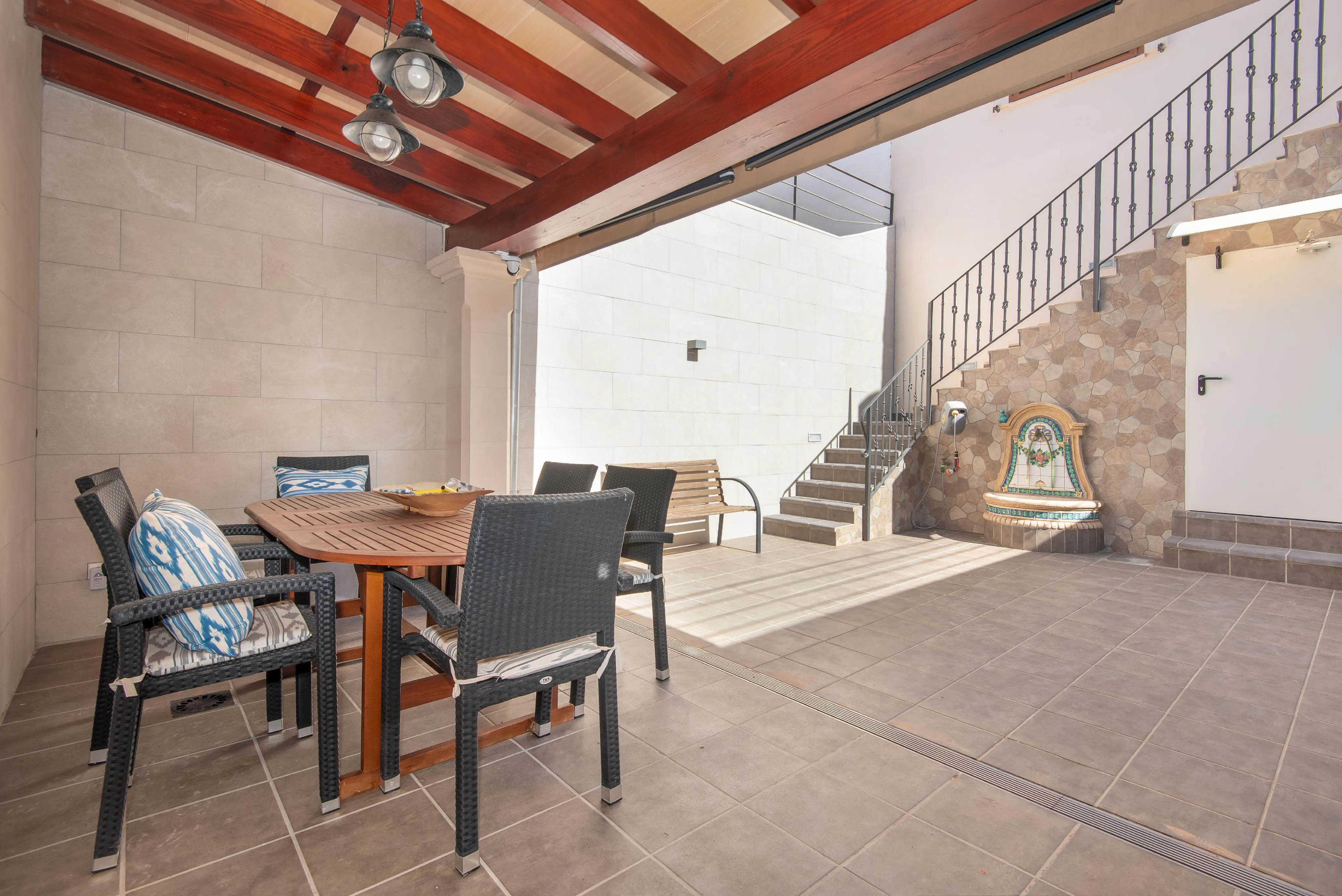 Renovated townhouse near the Marketplace with garage and courtyard-2