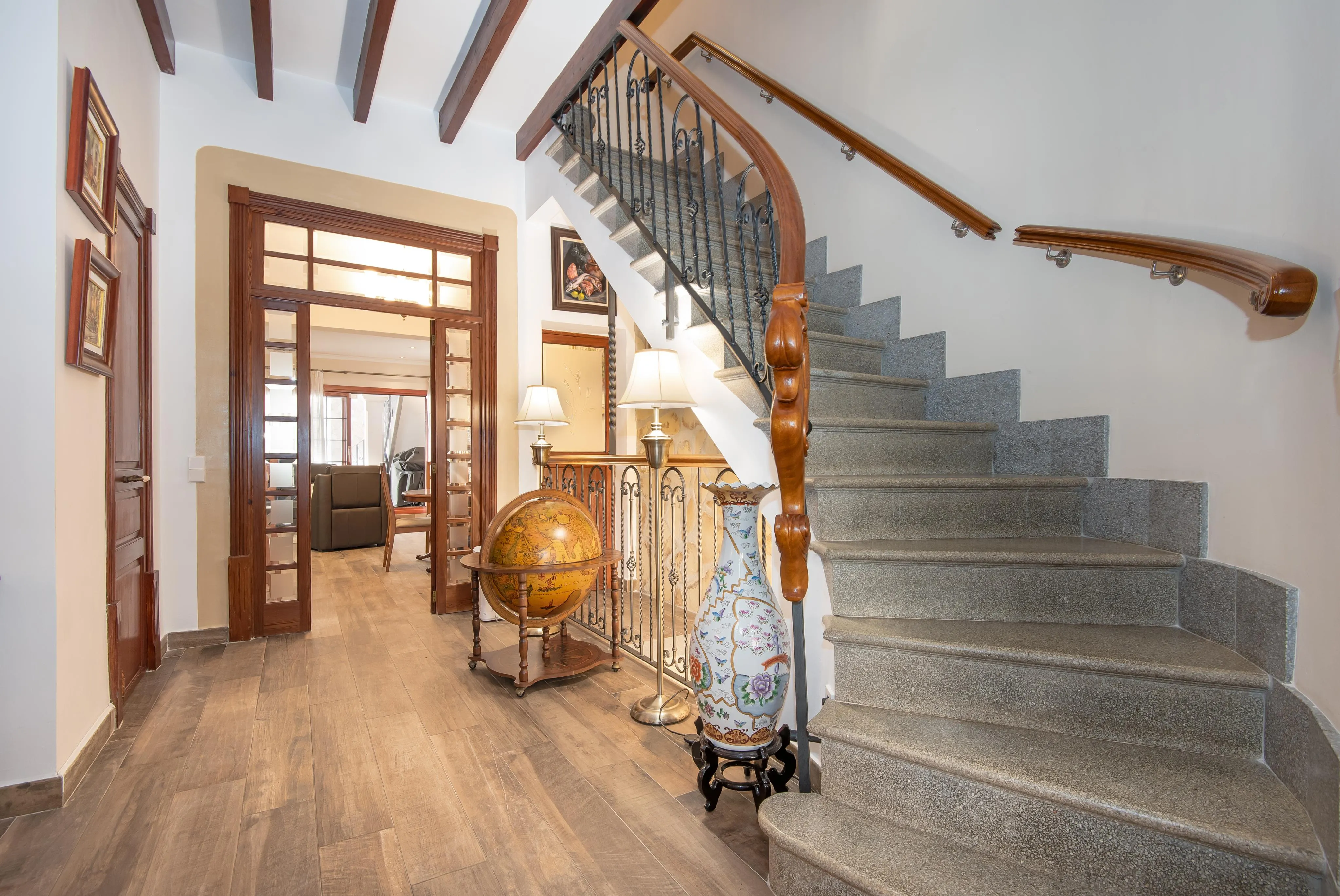 Renovated townhouse near the Marketplace with garage and courtyard-4