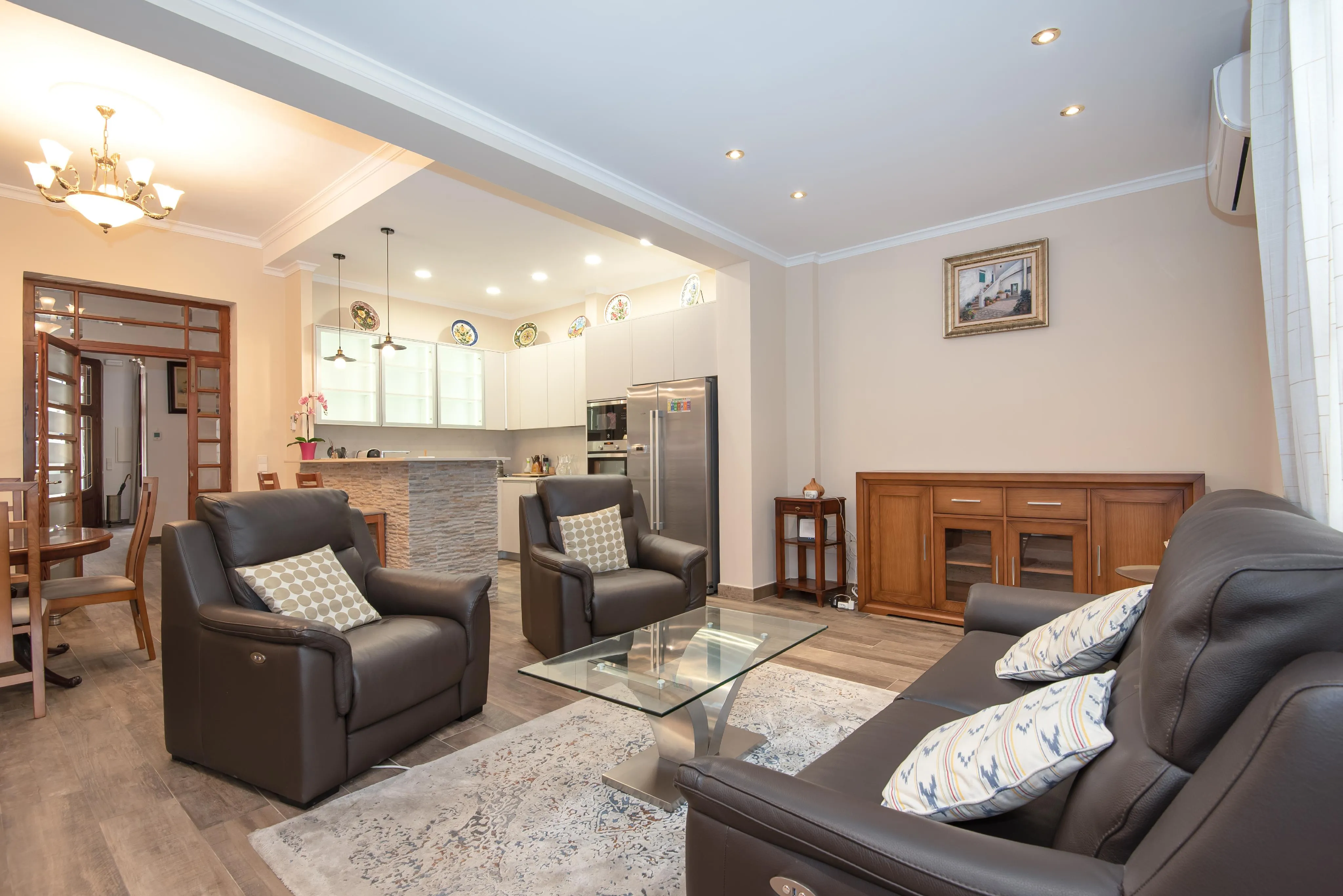 Renovated townhouse near the Marketplace with garage and courtyard-9