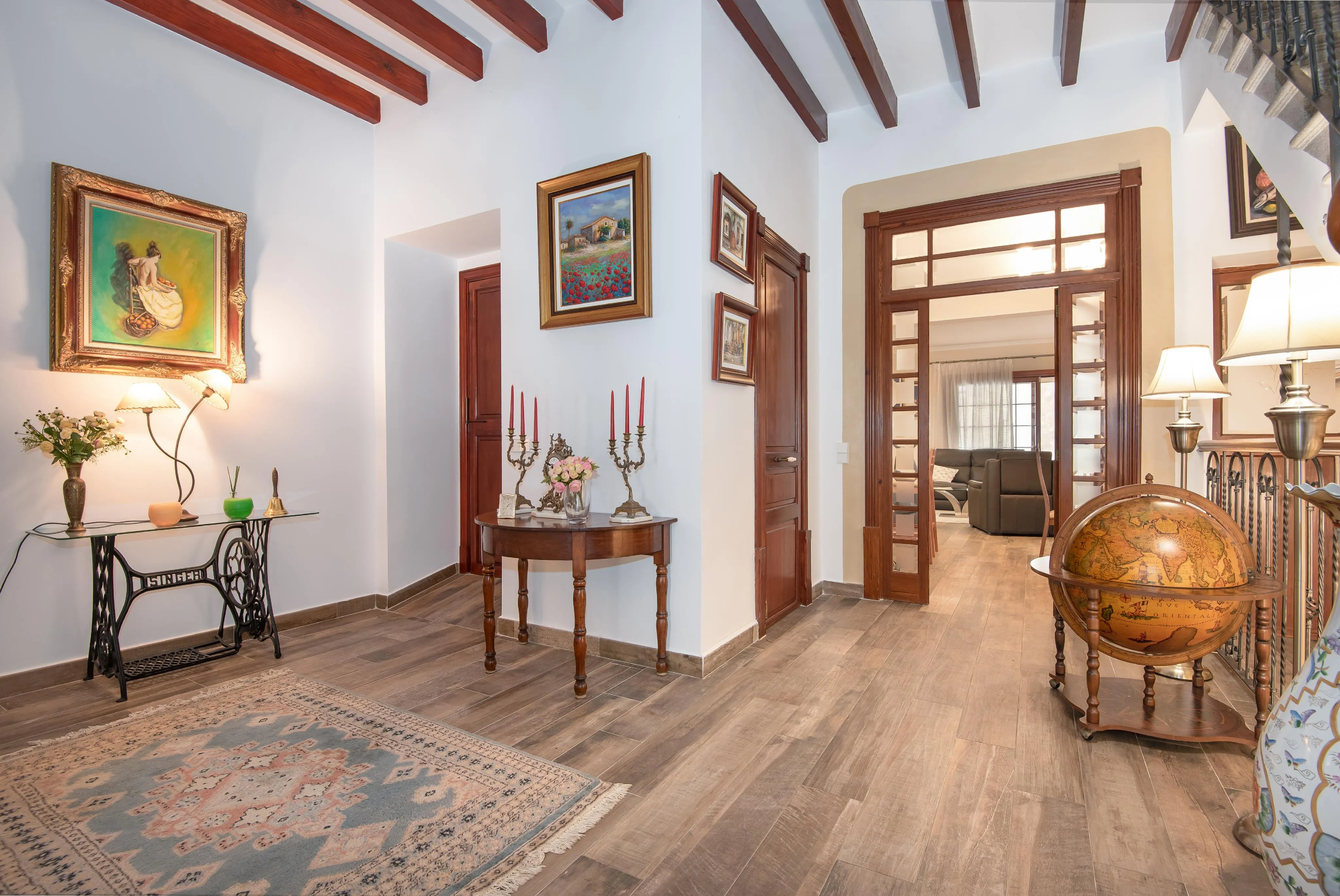 Renovated townhouse near the Marketplace with garage and courtyard-3