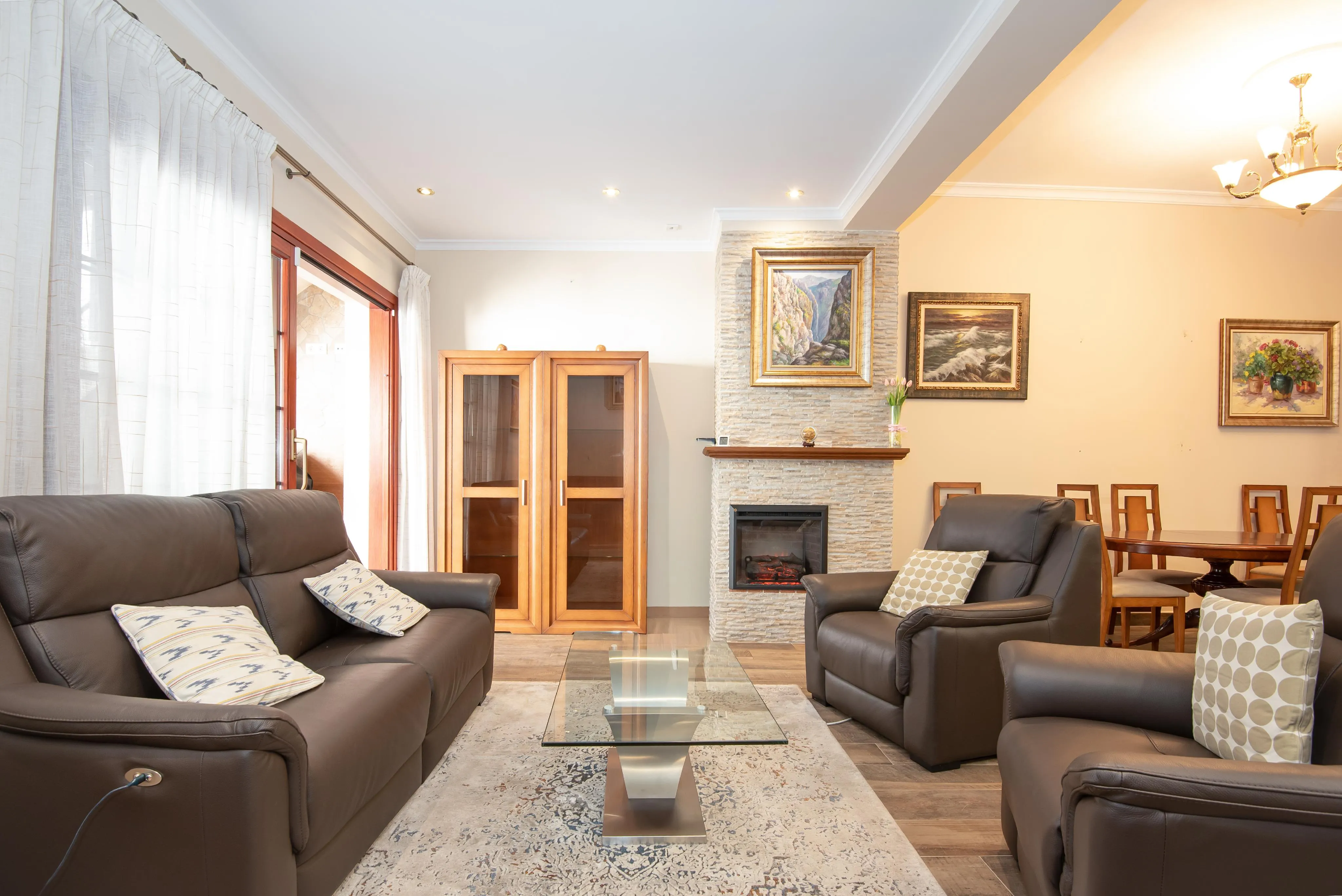 Renovated townhouse near the Marketplace with garage and courtyard-10