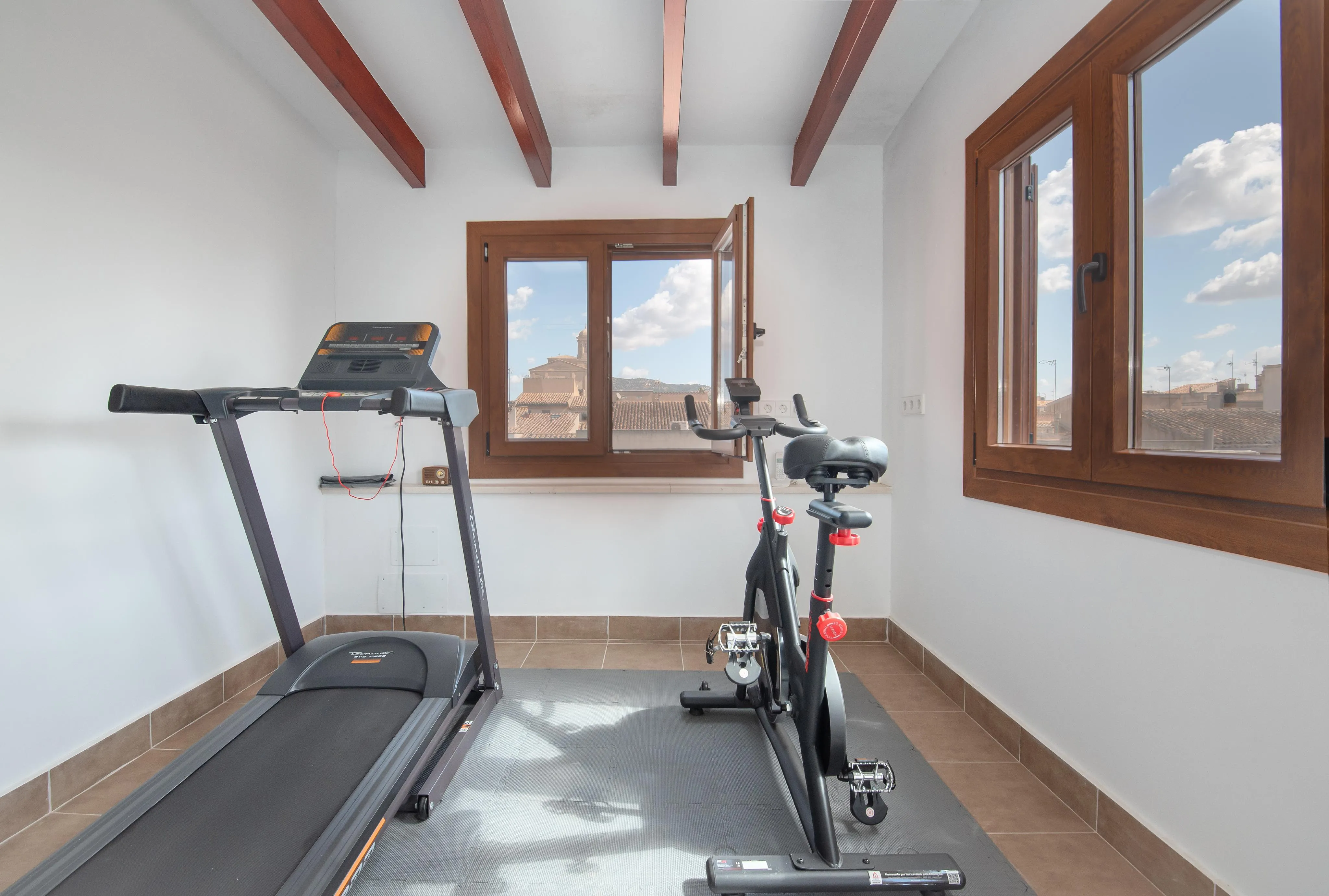 Renovated townhouse near the Marketplace with garage and courtyard-19