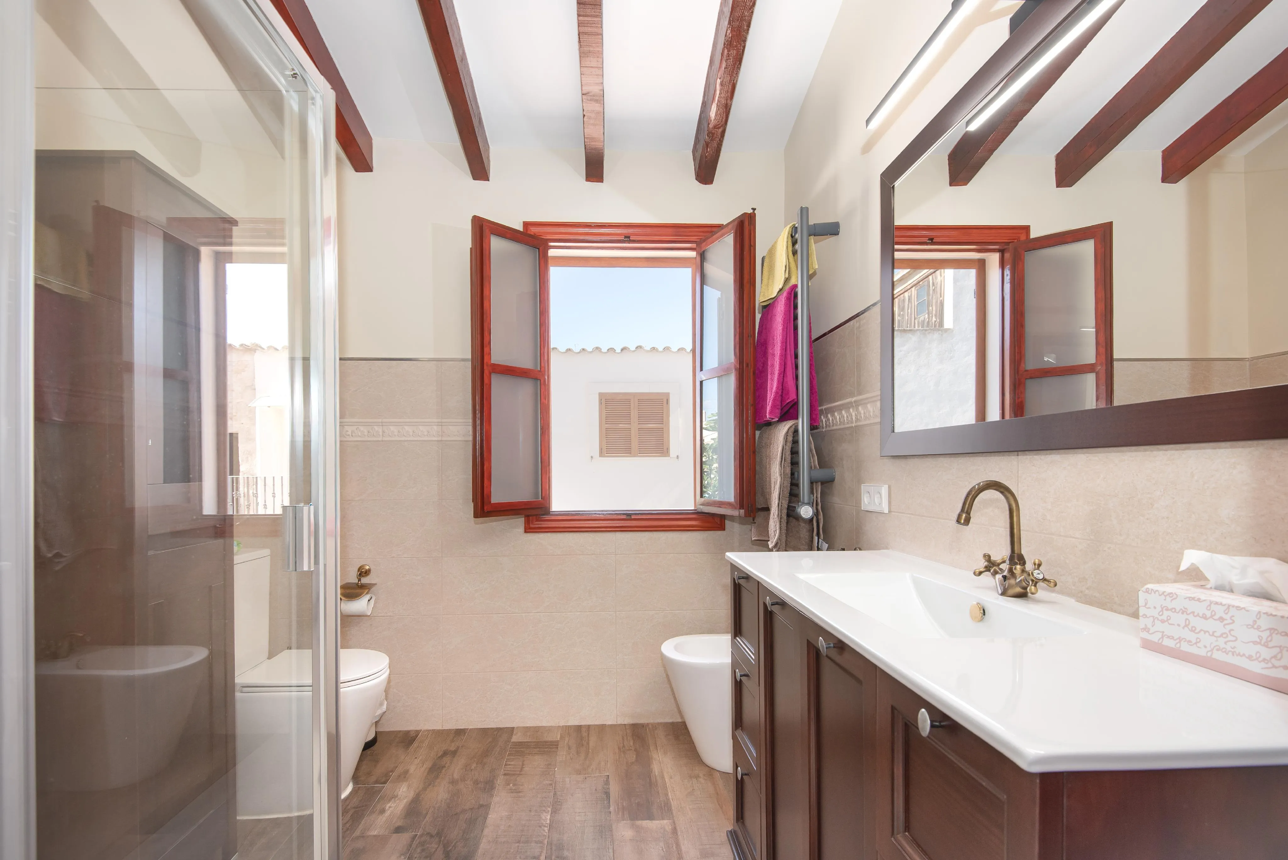 Renovated townhouse near the Marketplace with garage and courtyard-16