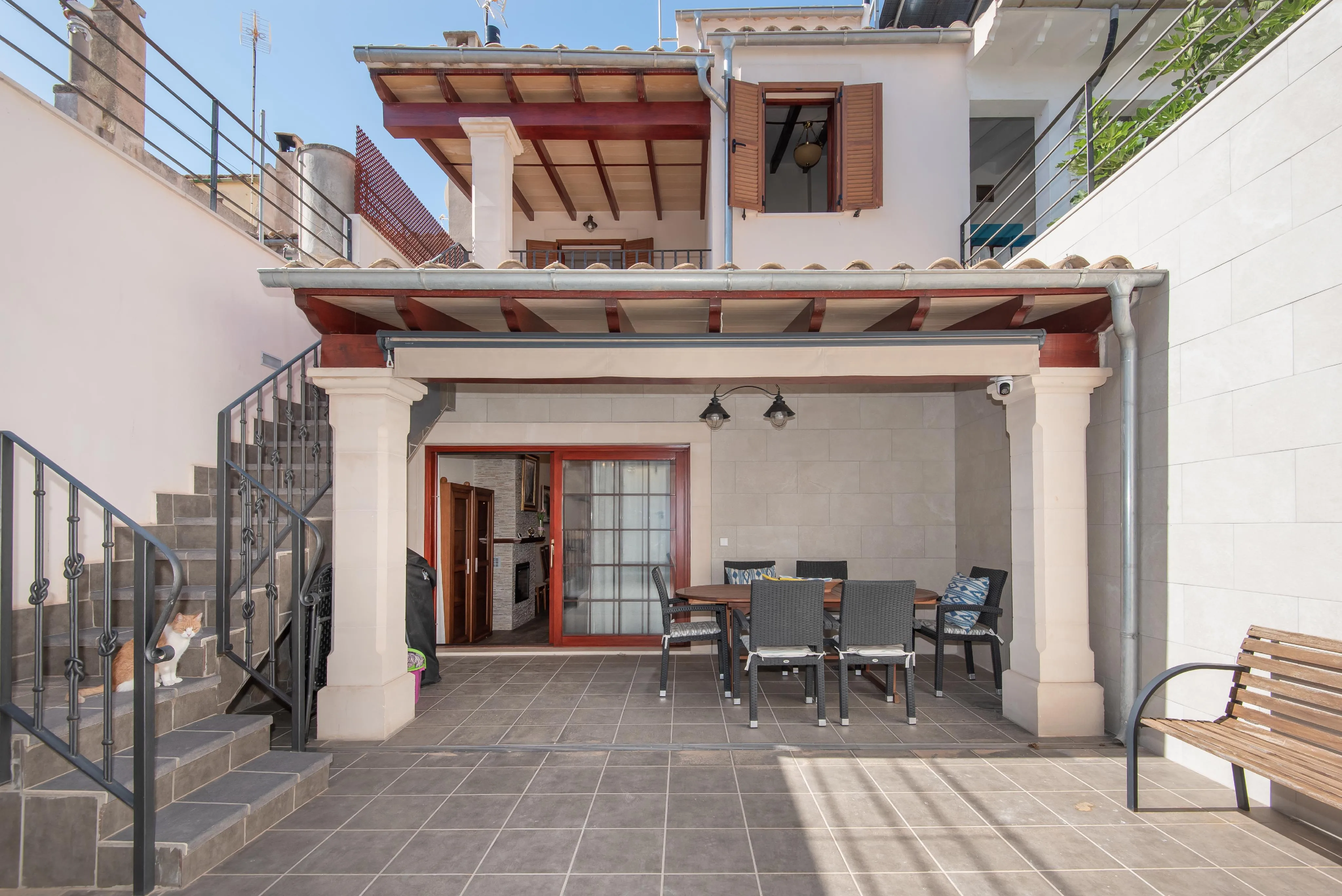 Renovated townhouse near the Marketplace with garage and courtyard-1