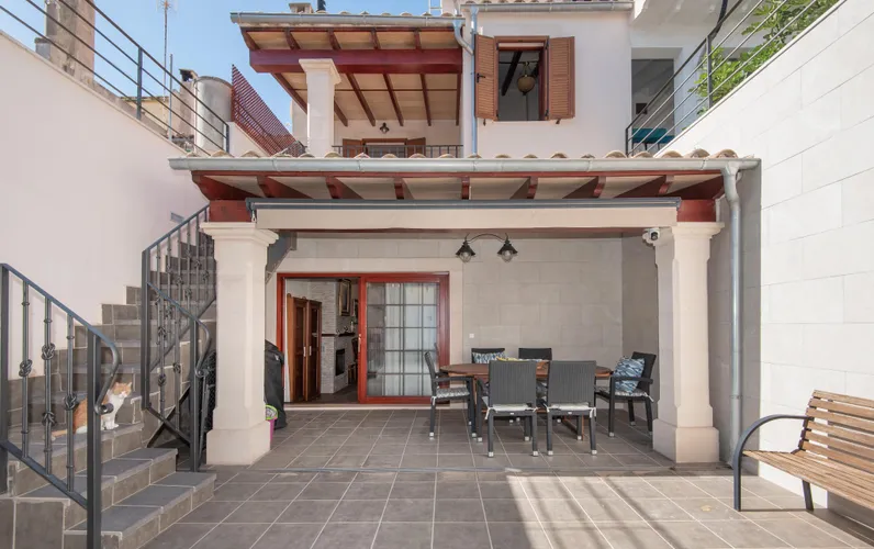 Casa de poble renovada a prop de la plaça del mercat amb garatge i pati