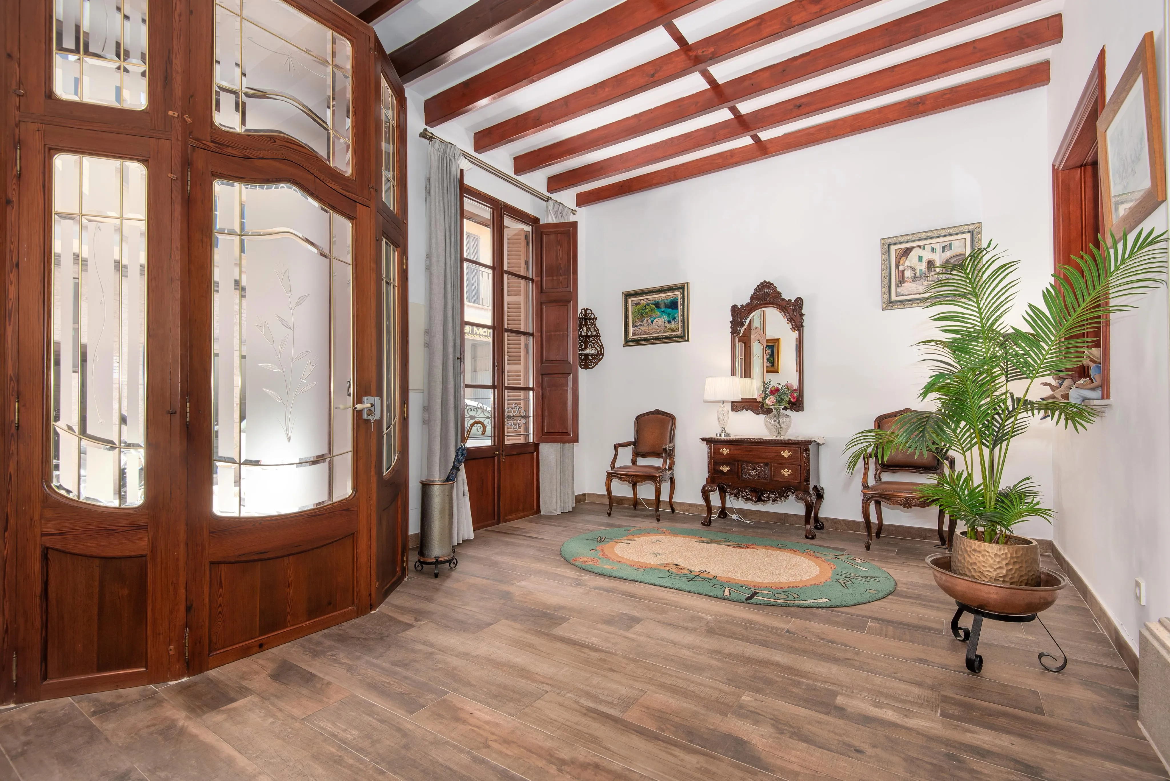 Renovated townhouse near the Marketplace with garage and courtyard-5