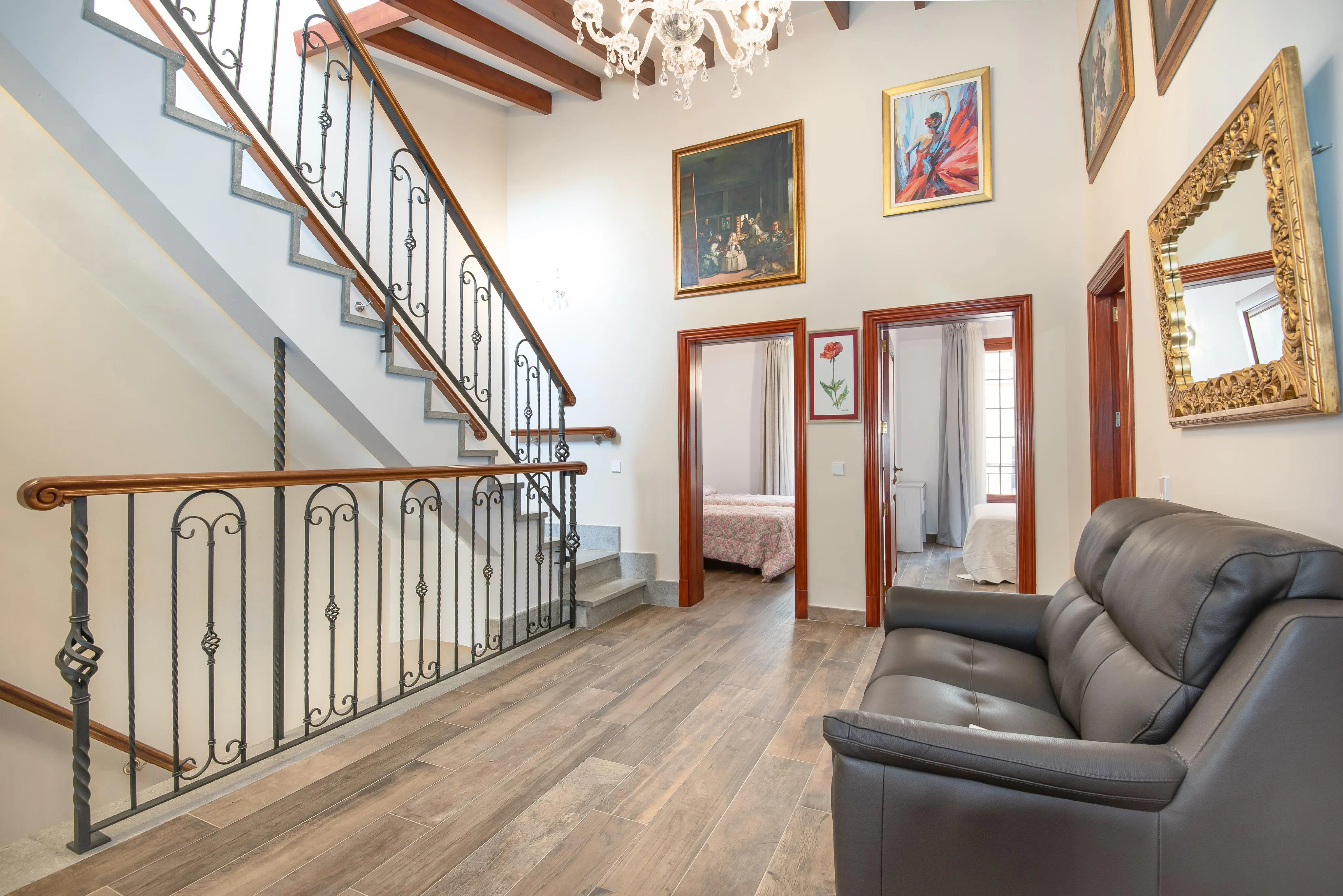 Renovated townhouse near the Marketplace with garage and courtyard-12