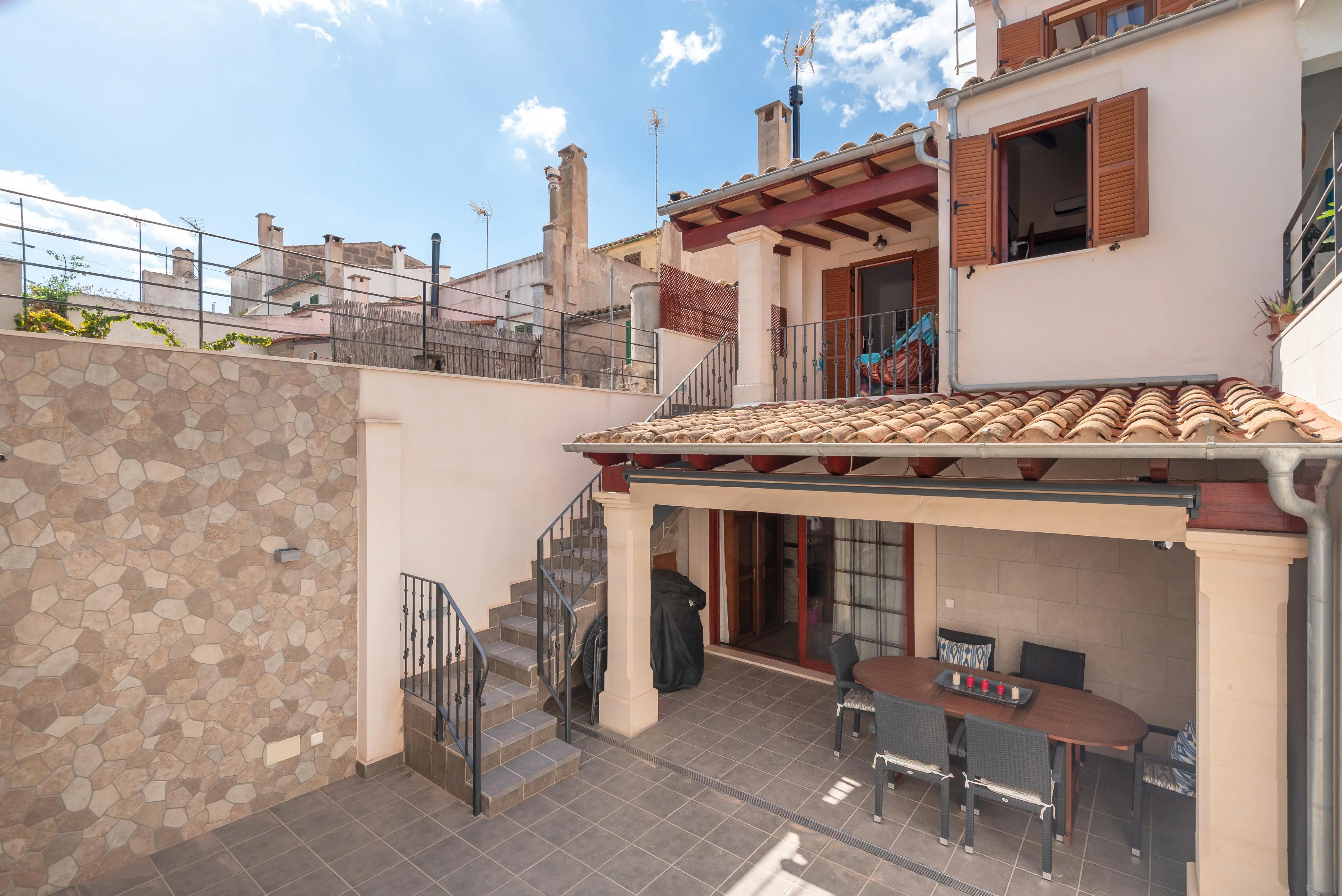 Renovated townhouse near the Marketplace with garage and courtyard-22