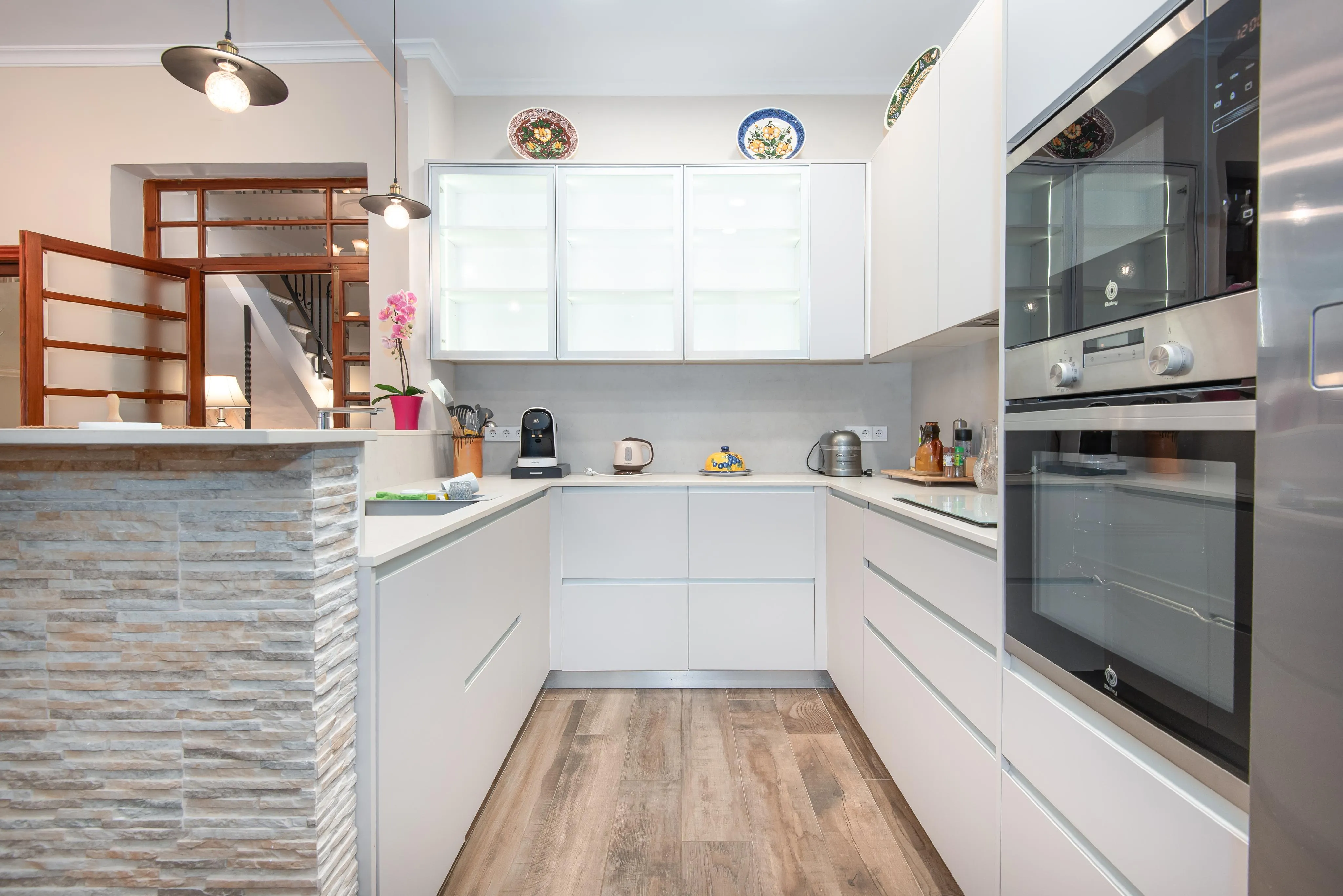 Renovated townhouse near the Marketplace with garage and courtyard-8