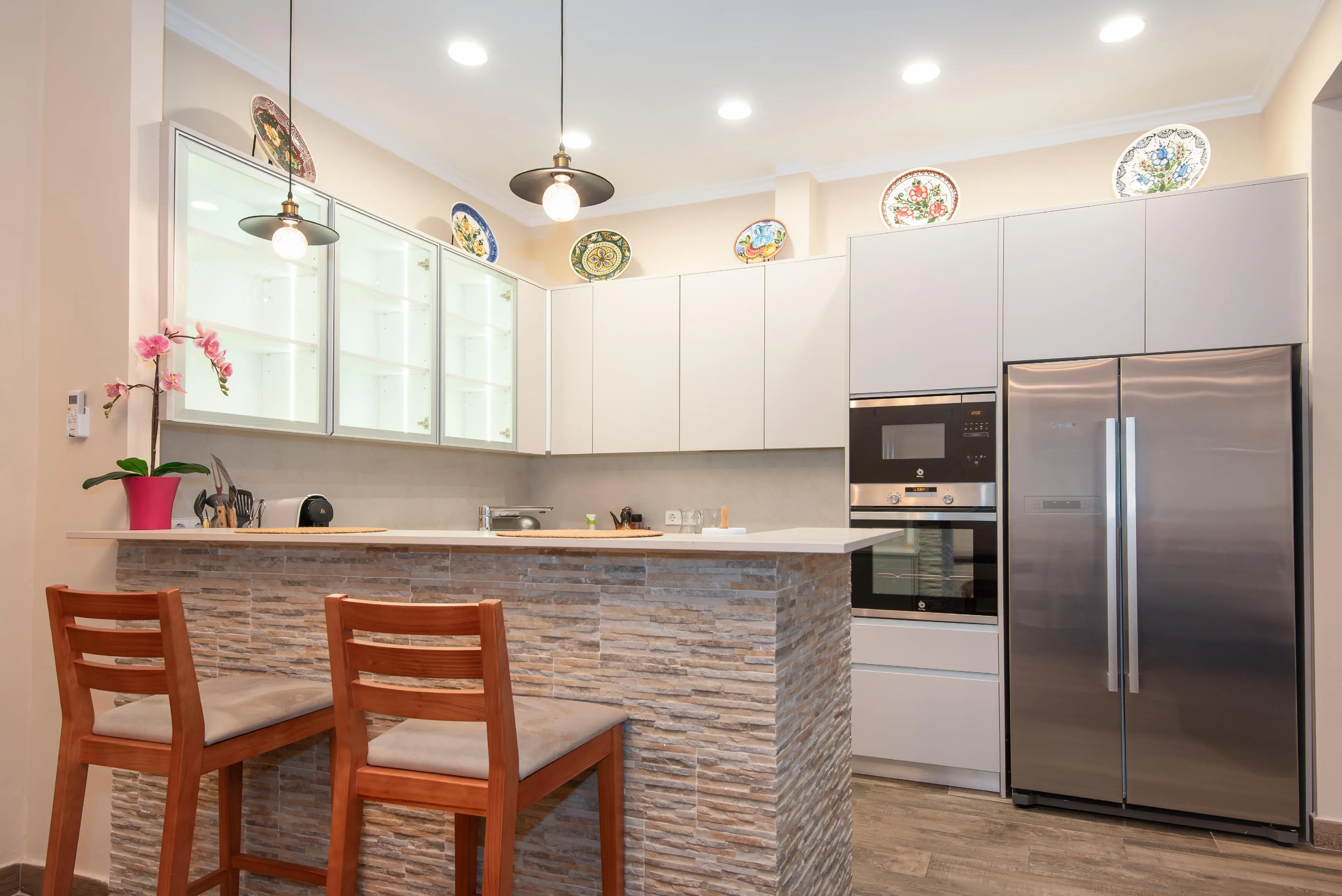 Renovated townhouse near the Marketplace with garage and courtyard-7