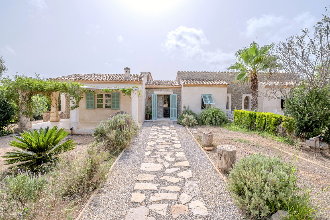 Finca in Capdepera mit Blick auf Burg, Berge und das Meer in der Ferne